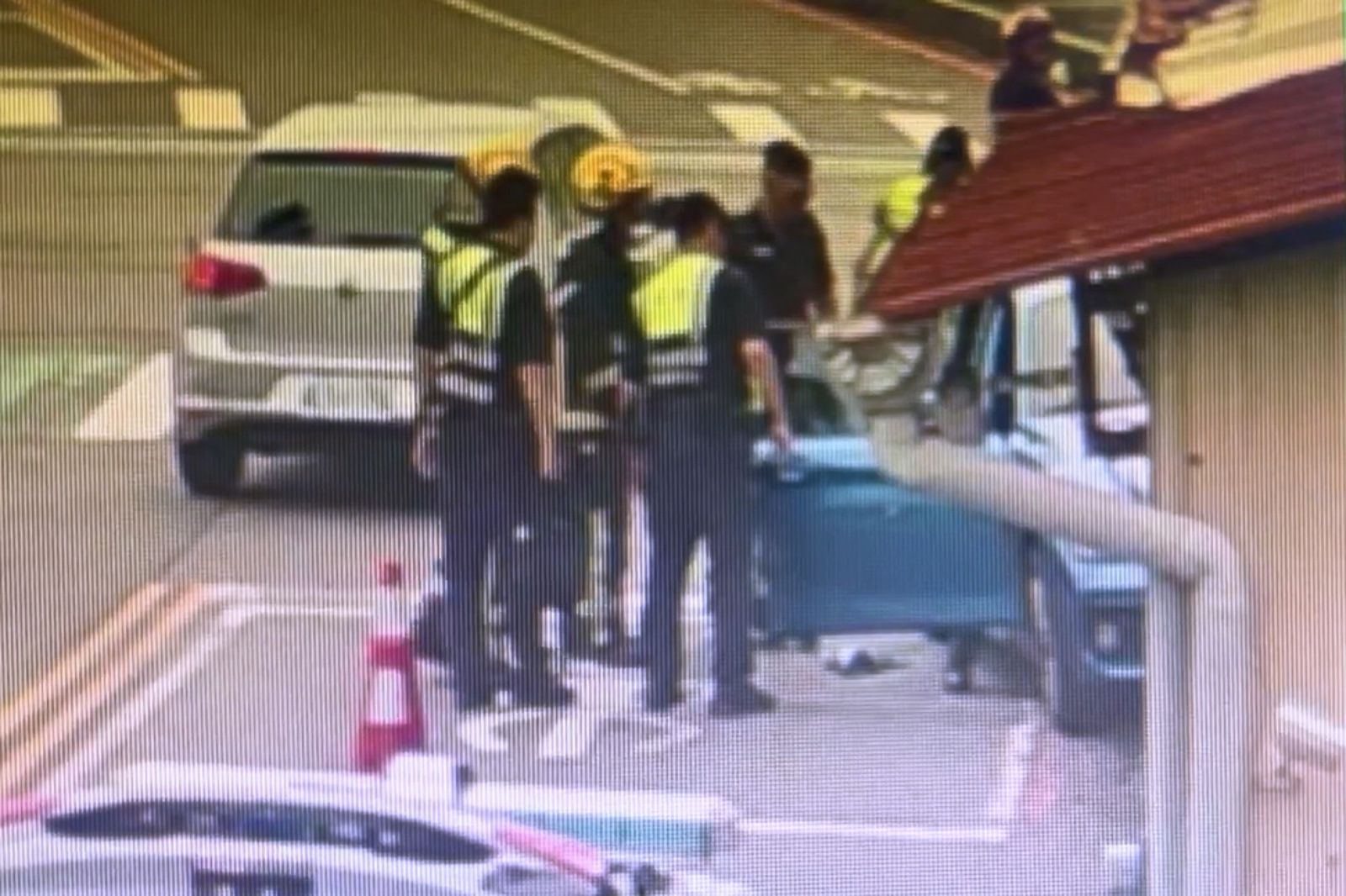 醉男等紅燈「睡到車子自己走」!警破窗提醒「旁邊溪仔」 他秒回:我沒吃K仔