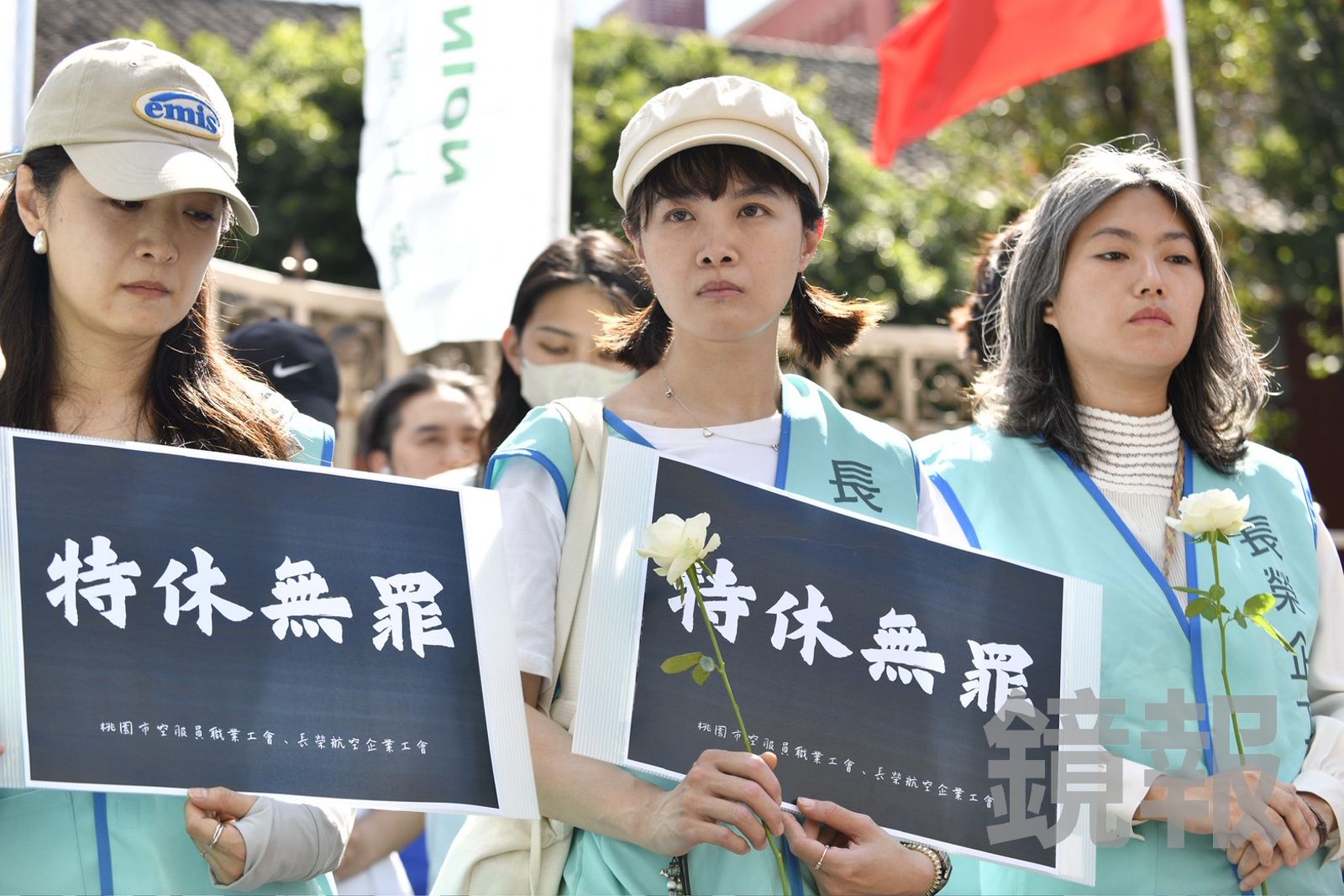 李瀅(右)表示,「我們真的很希望可以好好上班,也希望長榮航空可以全面改善。」(圖/李智為攝)