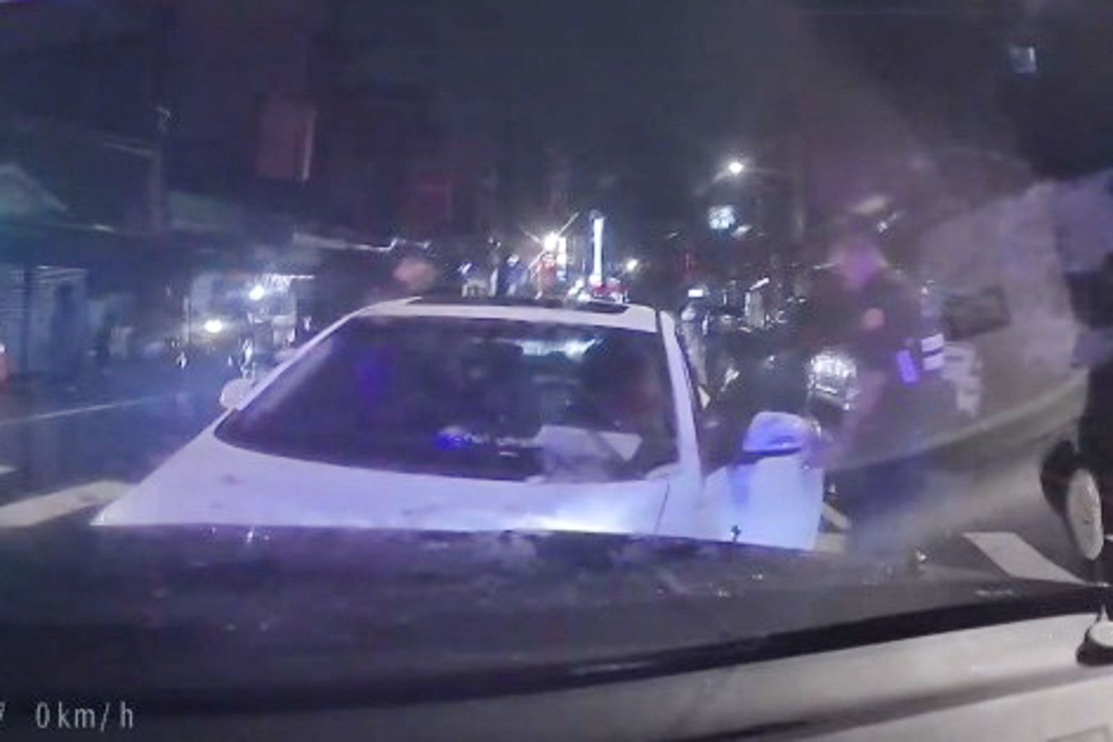 逆向撞警車不只是車禍!28歲男神情恍惚 警員查找車內…這下罪證確鑿