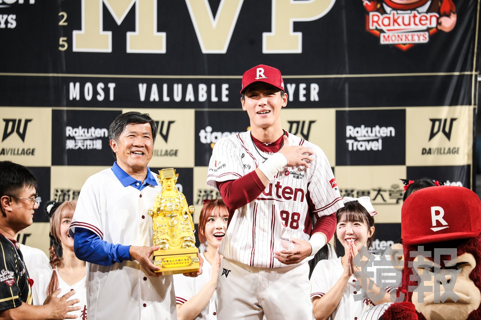 陳晨威拿MVP又收金媽祖紀念酒 笑說:「不分信仰都是好朋友!」