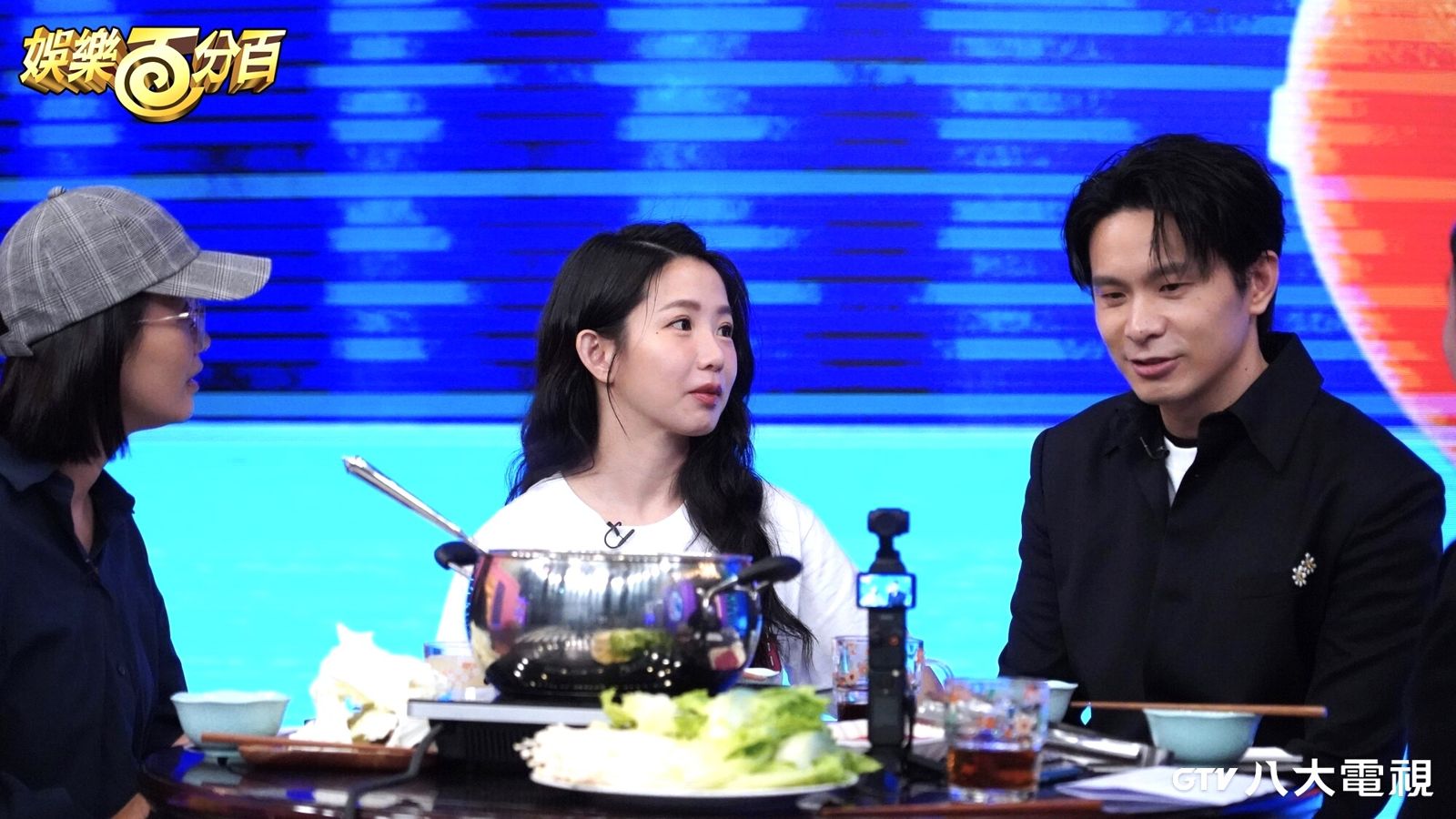 《娛樂百分百》YouTube頻道節目單元「酒後的心聲」，姚淳耀（圖右）靠學琴走過失戀期，最後只學會拉Do、Re、Mi。八大電視提供