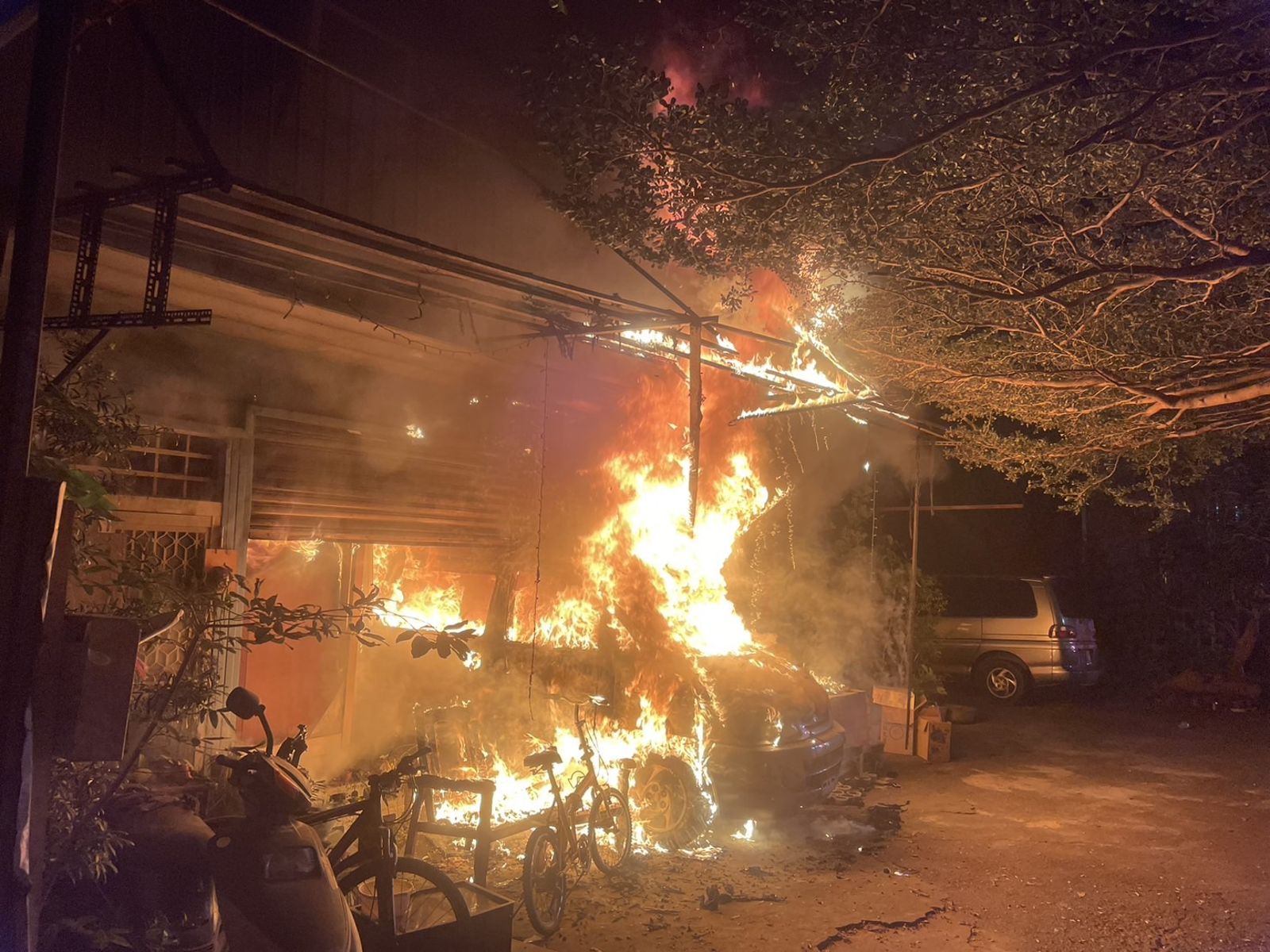 台中烏日發生縱火事件，導致受困屋內的母親命危、女兒不治。圖／翻攝自記者爆料網