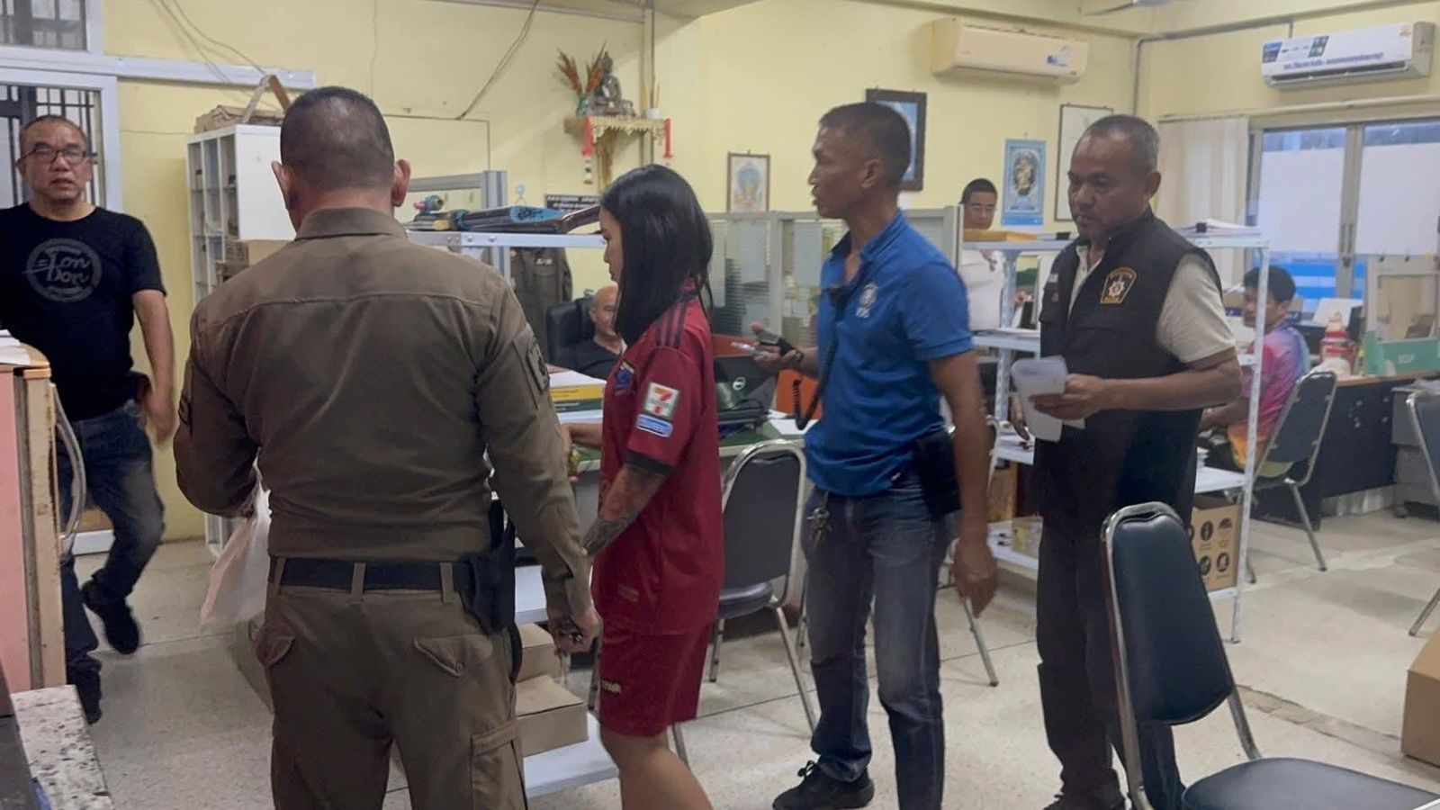 女子喝到爛醉被撿屍性侵 她因一事怒回餐館砍死老闆娘