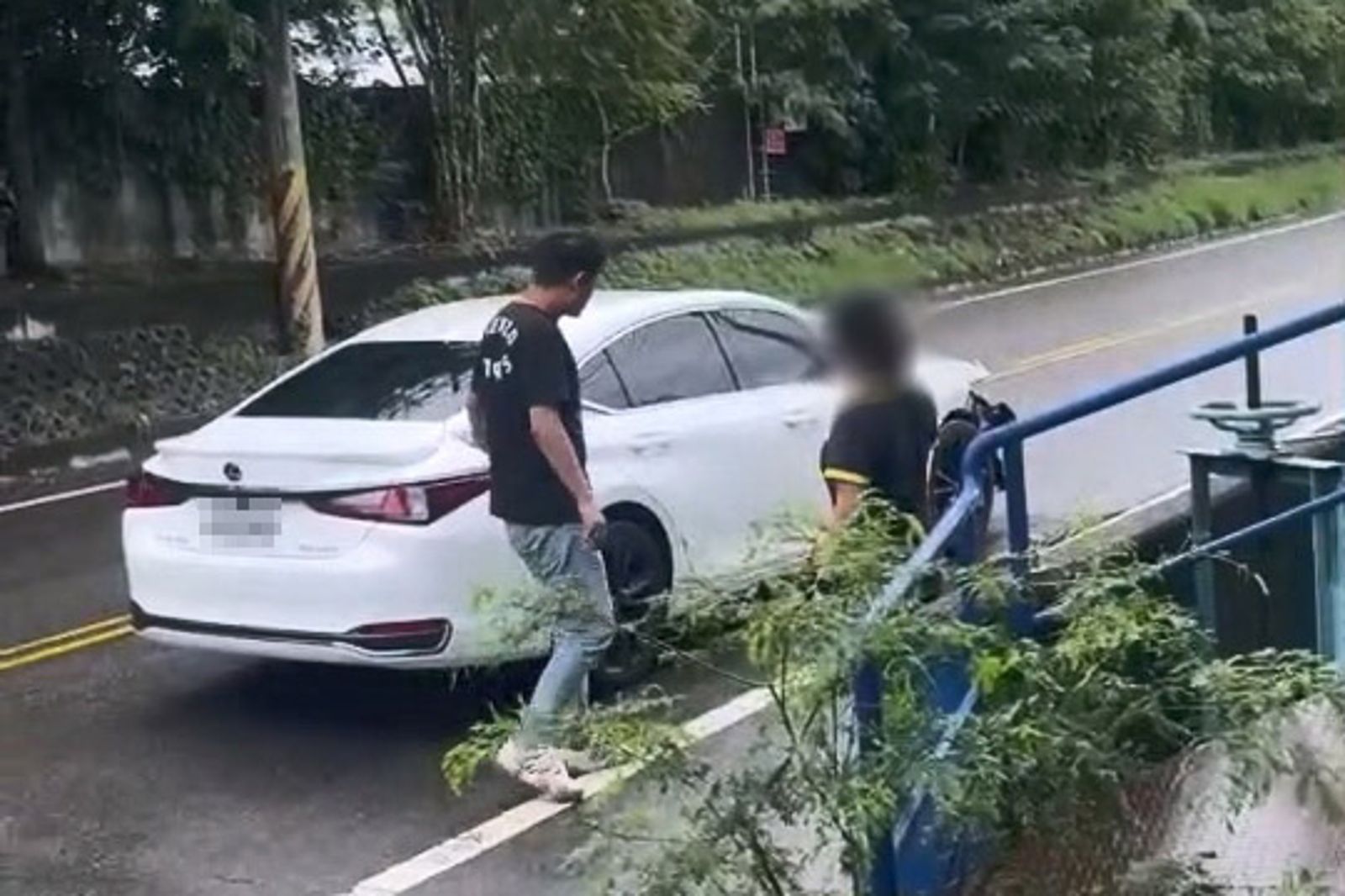 顏姓男子(圖左黑衣者)在霧峰區峰堤路擦撞路邊4輛轎車，下車後走路搖搖晃晃，醜態都被民眾拍下。民眾提供