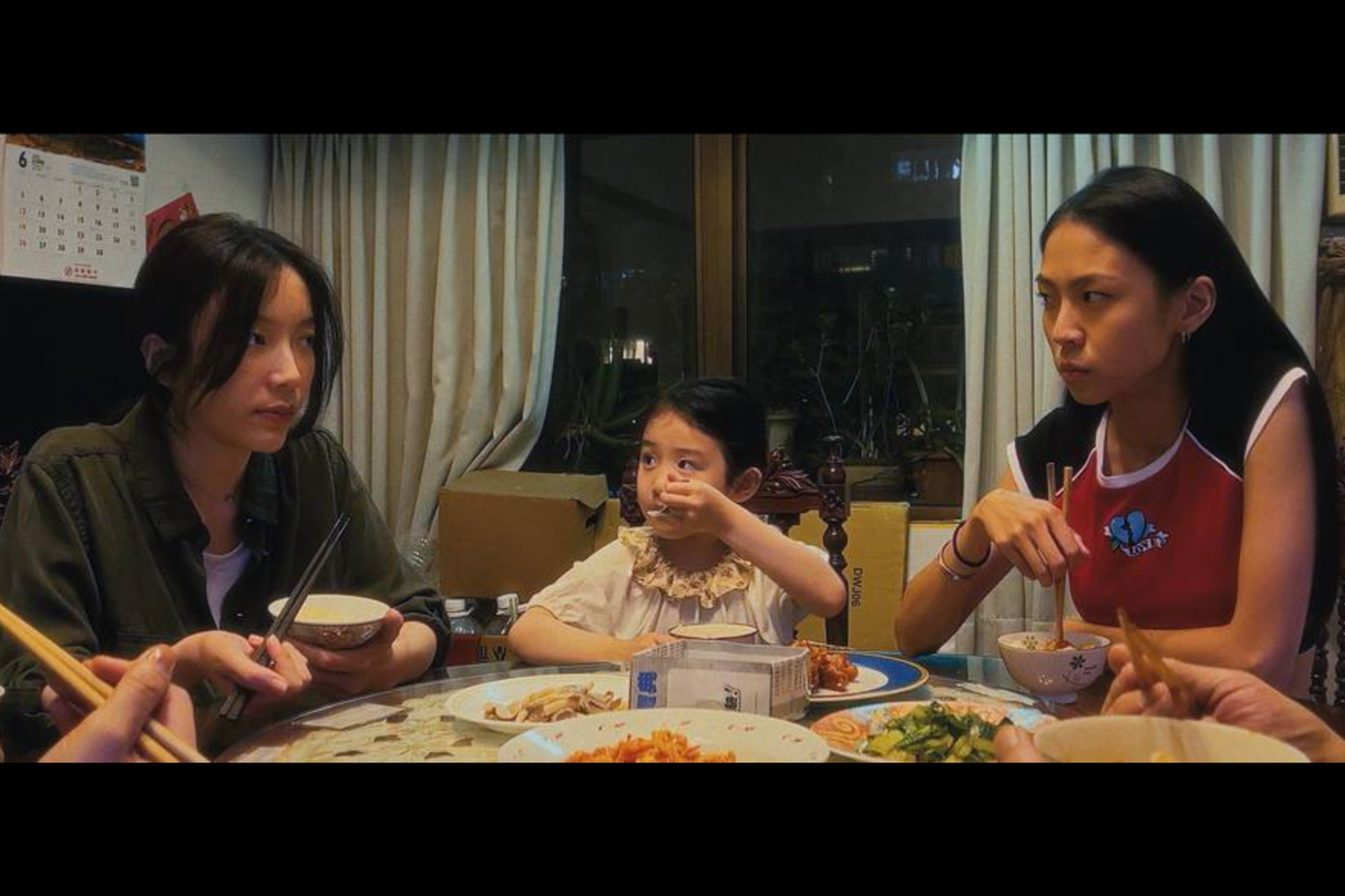 蔡淑臻(左起)與葉子綺、馬士媛在《左撇子女孩》中飾演一家三口。光年映畫提供