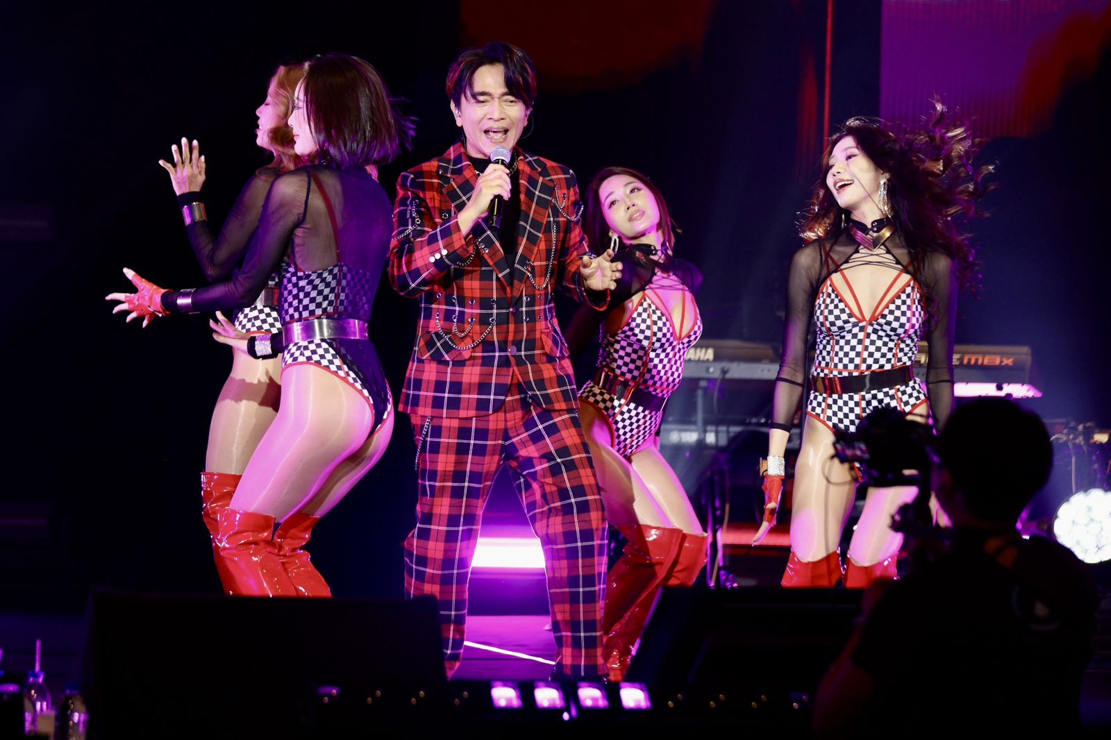 砸2000萬打水漂?吳宗憲驚揭「第4個女兒」解約內幕 周杰倫巨型花籃「破冰」對恩師提1疑問