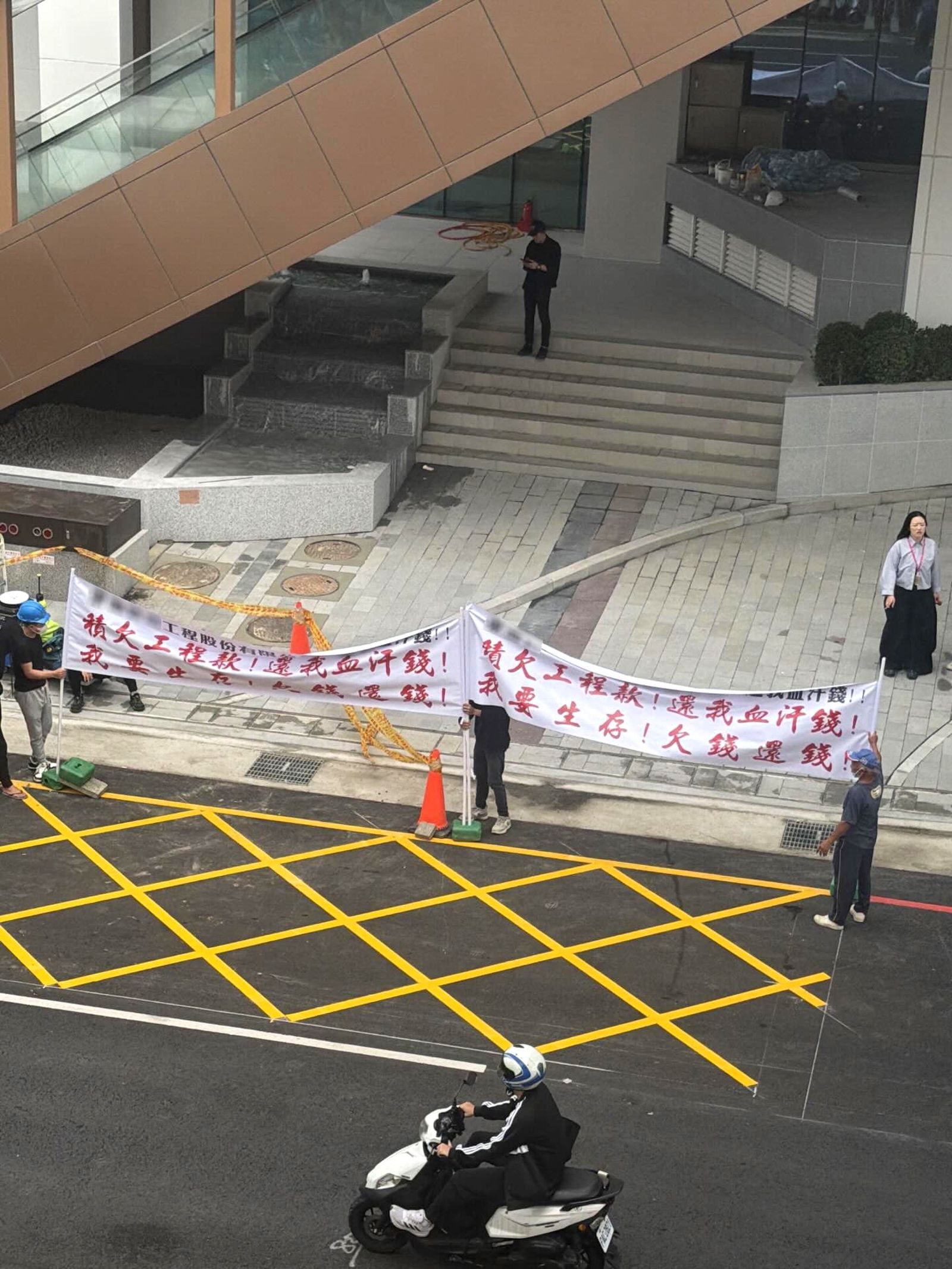 台中漢神洲際購物中心下游承包商遭積欠工程款，溝通無果，憤而拉白布條抗議，引發不少民眾側目。畫面翻攝threads night_9478