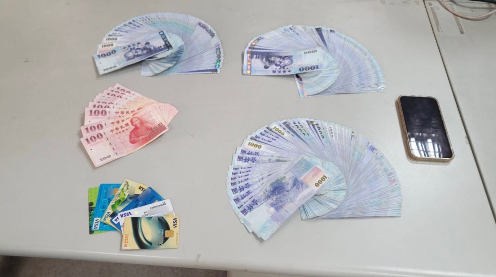 警方查扣30萬餘元贓款及多張提款卡。警方提供