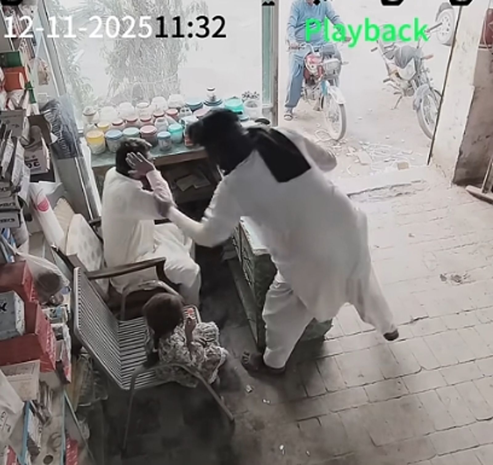 巴基斯坦一名「搶匪」因店主女兒的舉動放棄搶劫，影片引起廣大國外網友討論。圖／翻攝自Kamran Team Official YT