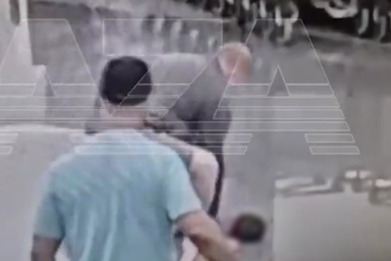 18個月大男童遭砸地後一旁民眾隨即上前關心。圖/翻攝畫面