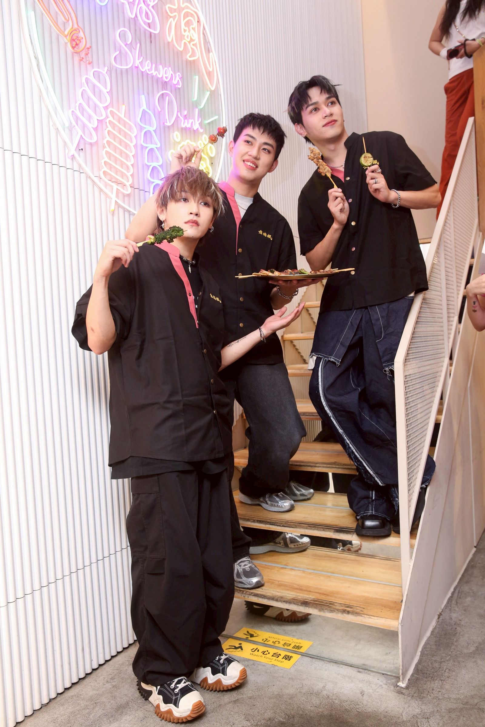 Saturnday小潘、水豐、峻瑋28日擔任串燒品牌一日店長。李鍾泉攝