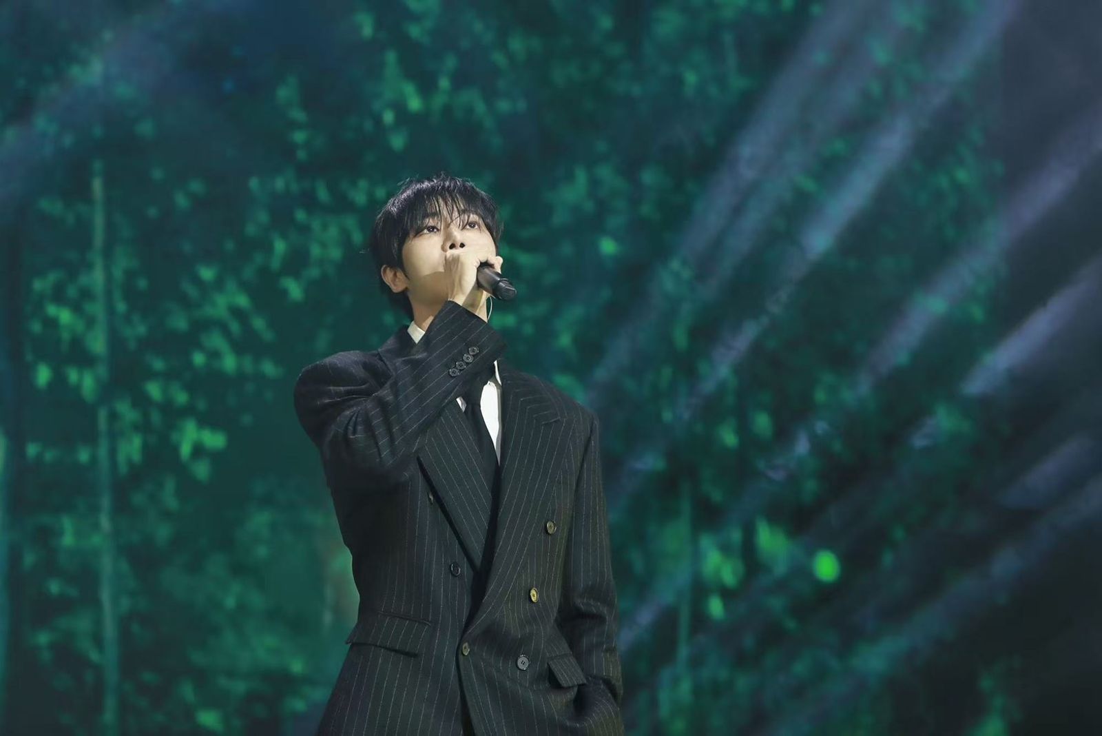 秋泳愚學台語霸氣喊：哩系哇欸　讚嘆九份夜景超美「就是階梯有點多」