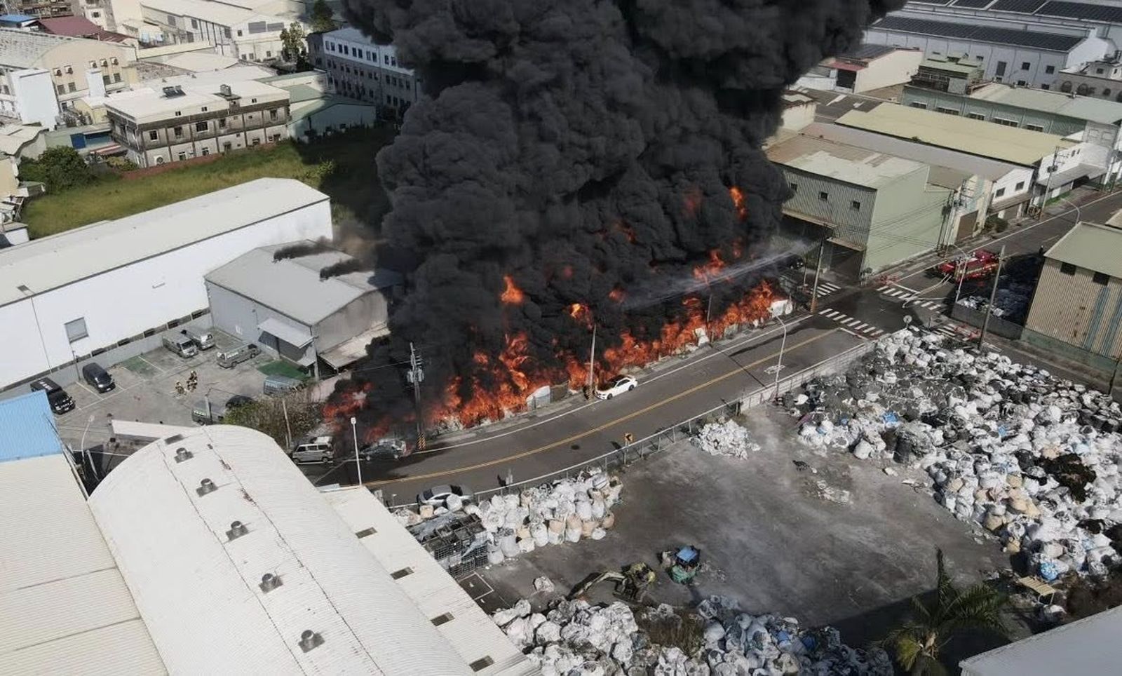 台南永康驚傳火警！廢棄物起火波及工廠「車子也被燒」…黑煙竄天畫面曝