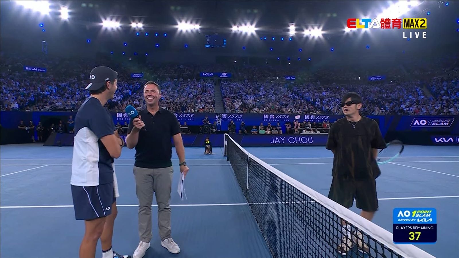 周杰倫（右）戴墨鏡帥氣登場。翻攝FB@愛爾達體育家族