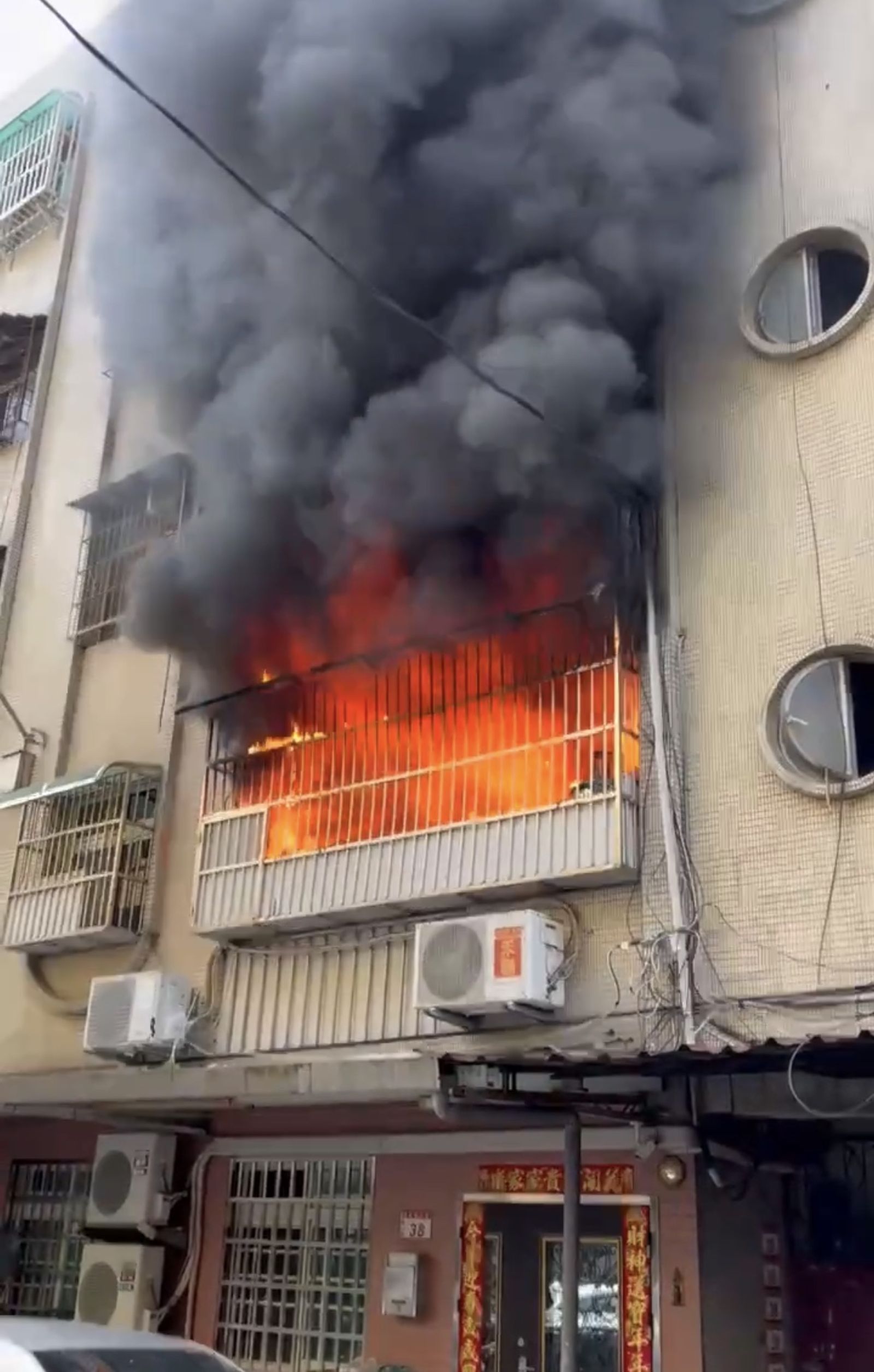 現場火勢猛烈畫面駭人。翻攝畫面