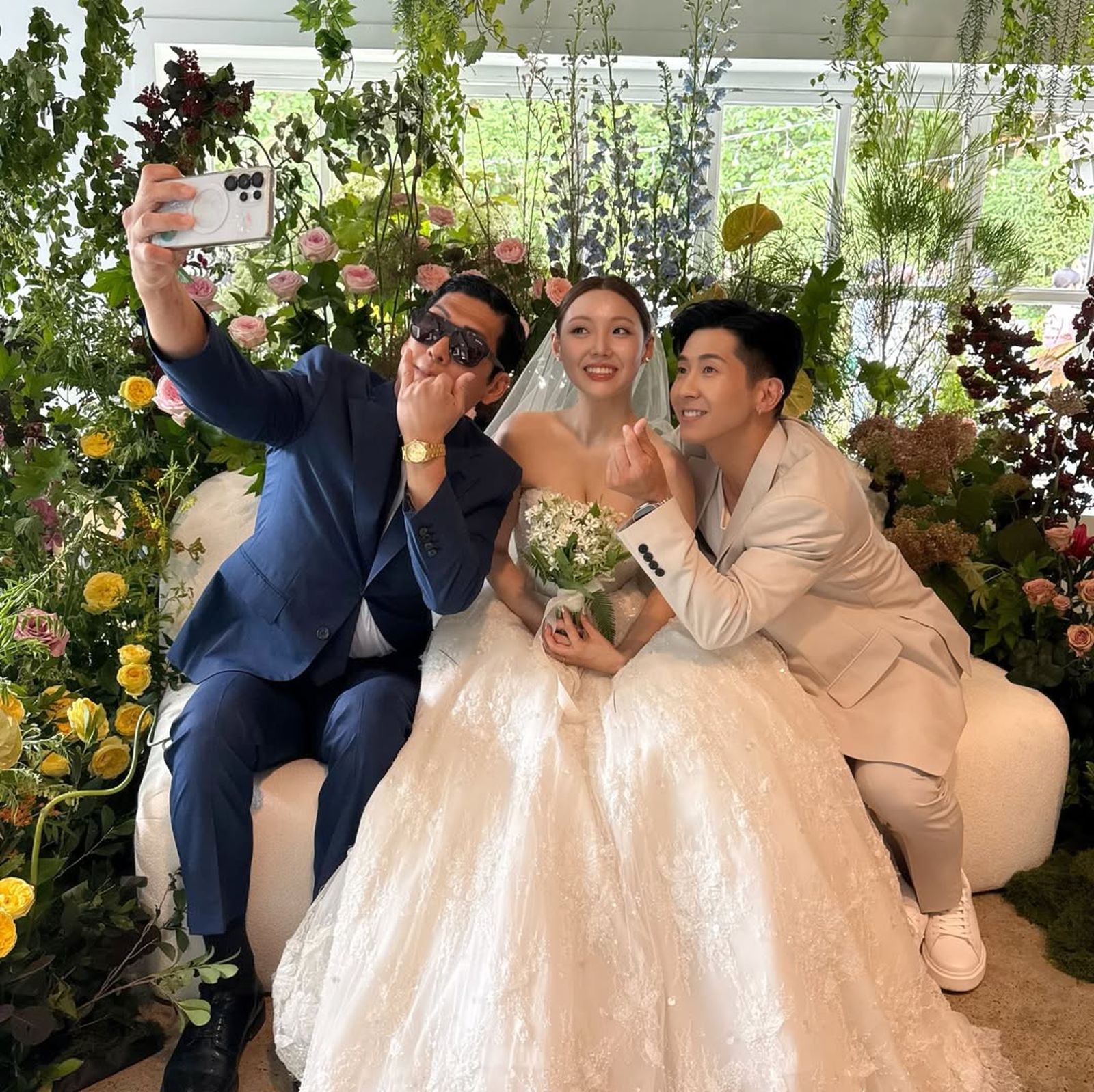 朴俊炯(左)、Brian(右)到休息室與新娘Min合照。翻攝IG@thebrianjoo