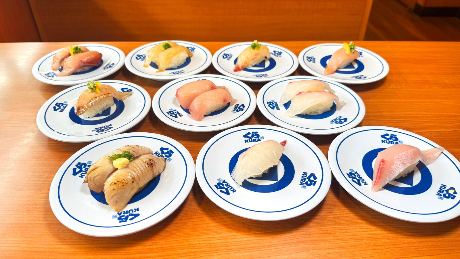 藏壽司推出愛媛縣產蜜柑魚系列握壽司,一次集結10款真鯛、鰤魚限量海味。(皆90元/份,圖/藏壽司)