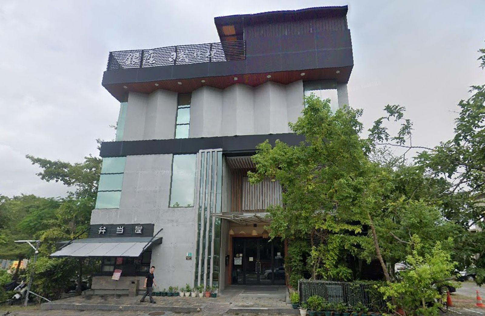 老店除夕大翻車!客人自助「端年夜飯上桌」2小時只上4道菜 苦主改吃麥當勞