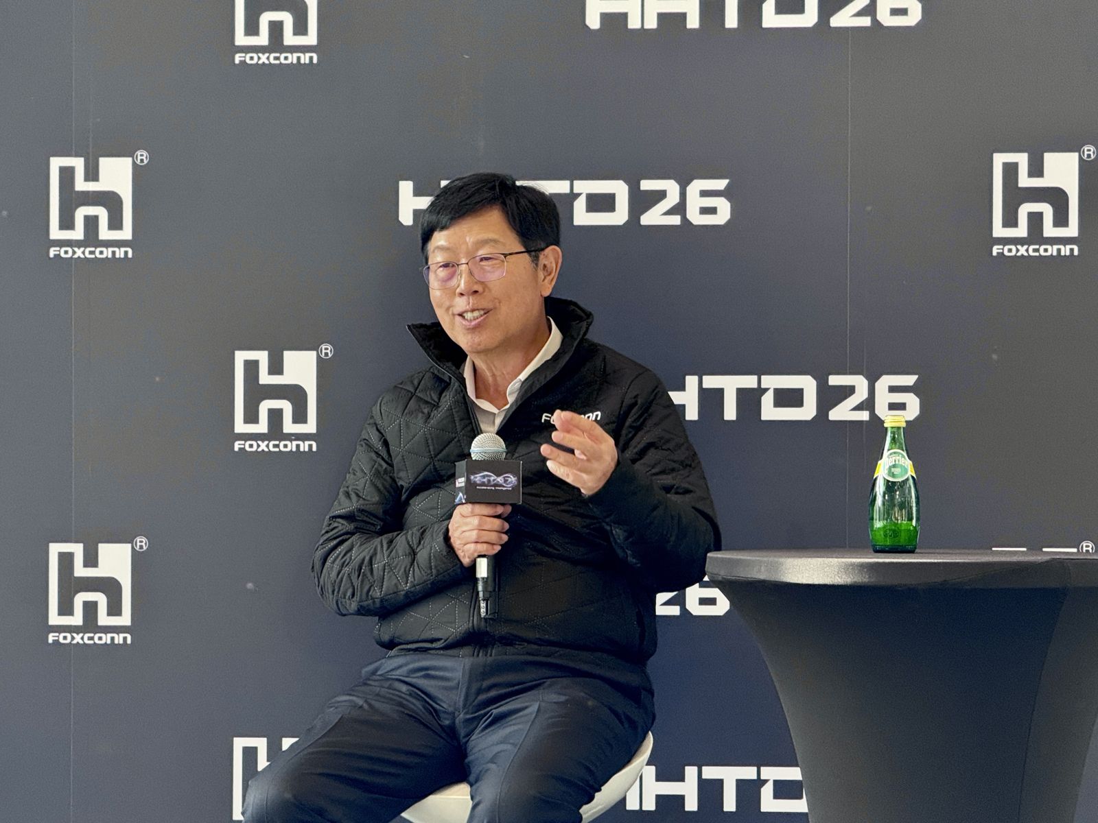 鴻海董事長劉揚偉在科技日記者會中自爆中午特別趕去密會OpenAI執行長奧特曼
