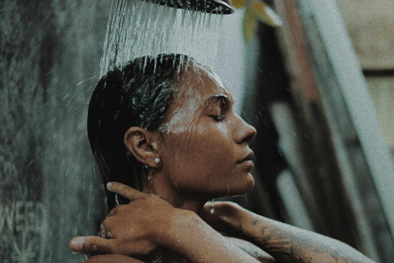 用蓮蓬頭漱口！醫示警「恐細菌感染」：至少6個月換一次