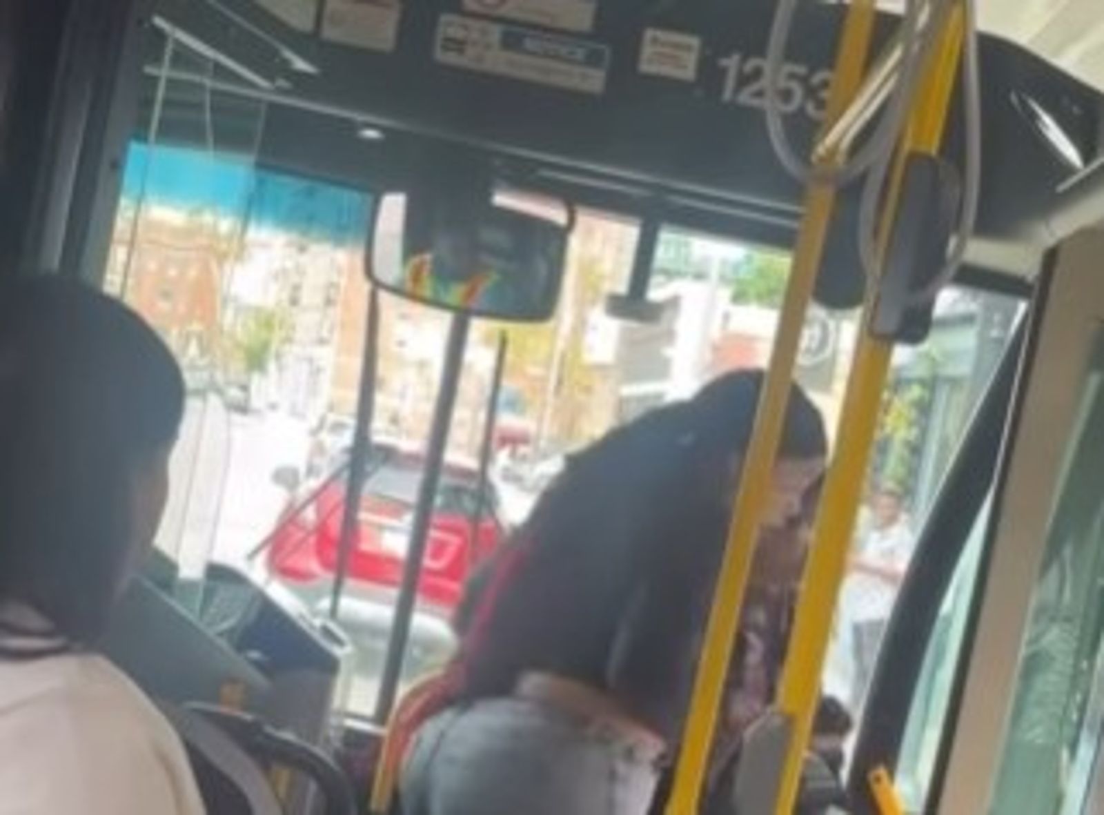 不爽下公車被擋…她當著女兒的面「猛推63歲老婦下車」!離譜畫面網瘋傳