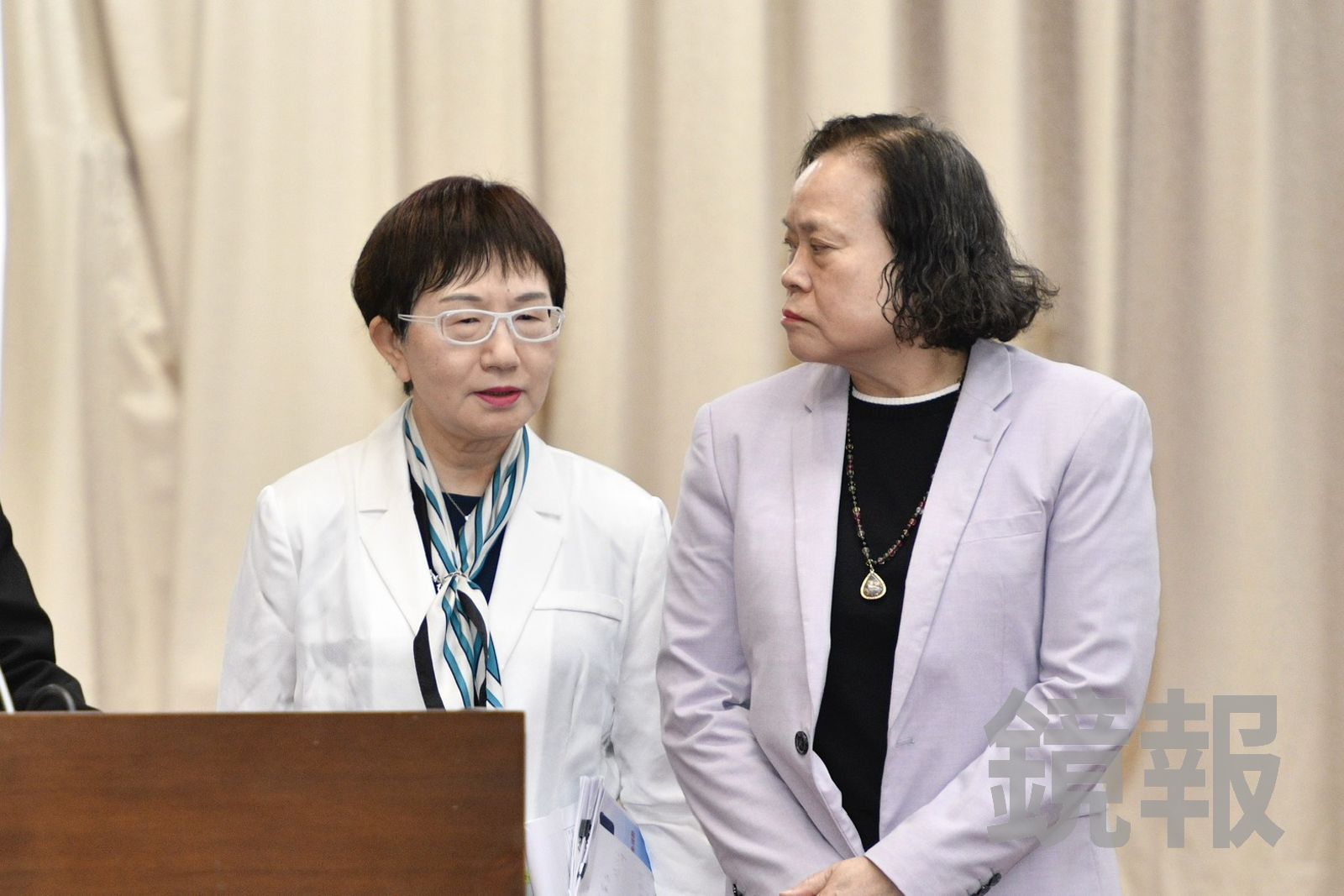 財政部長莊翠雲(左)允諾,若特別預算案順利在10月17日三讀,能在11月17日前發放。(圖/李智為攝)