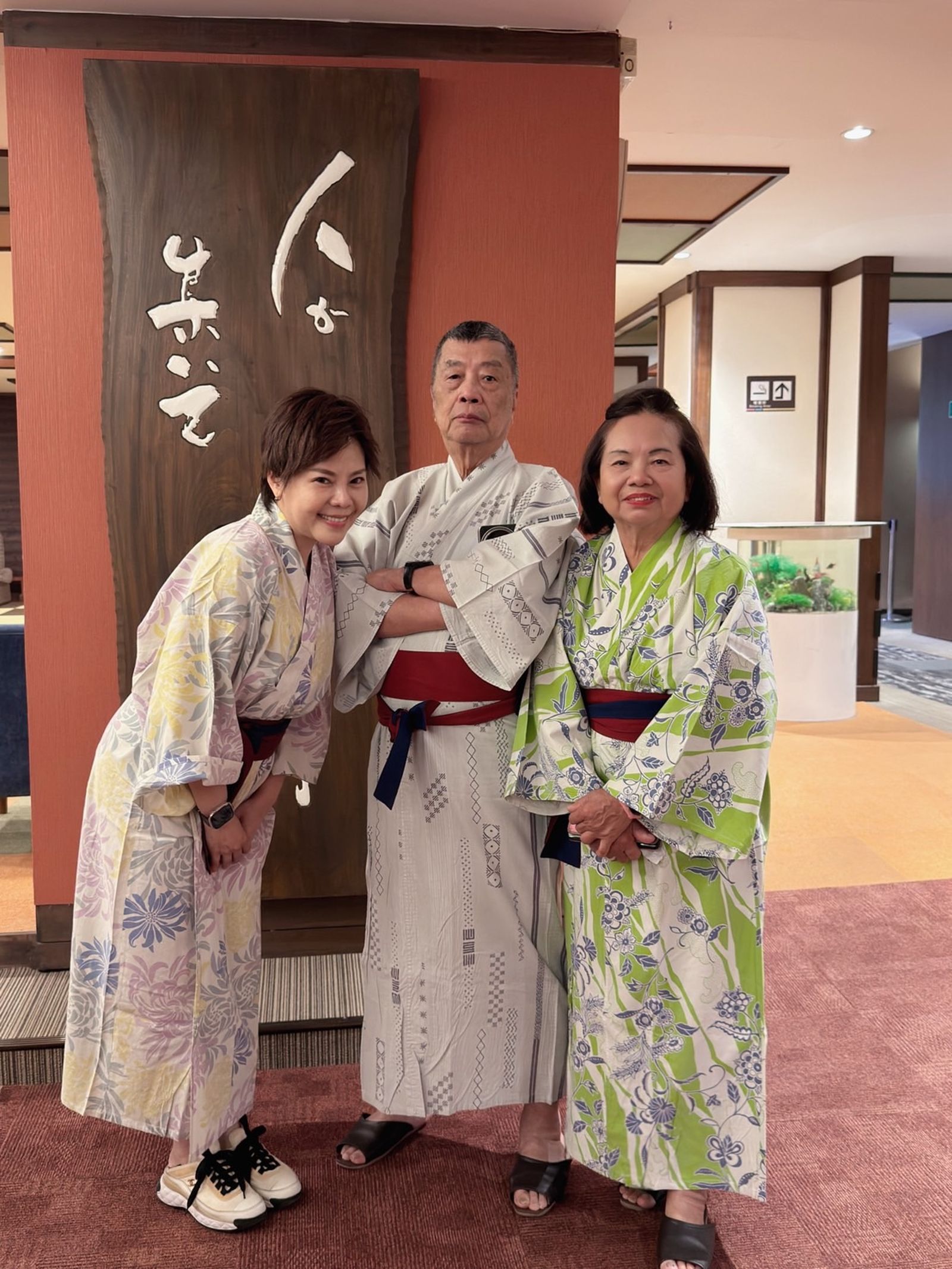 錦雯（左）帶父母入住日本溫泉旅館。民視提供
