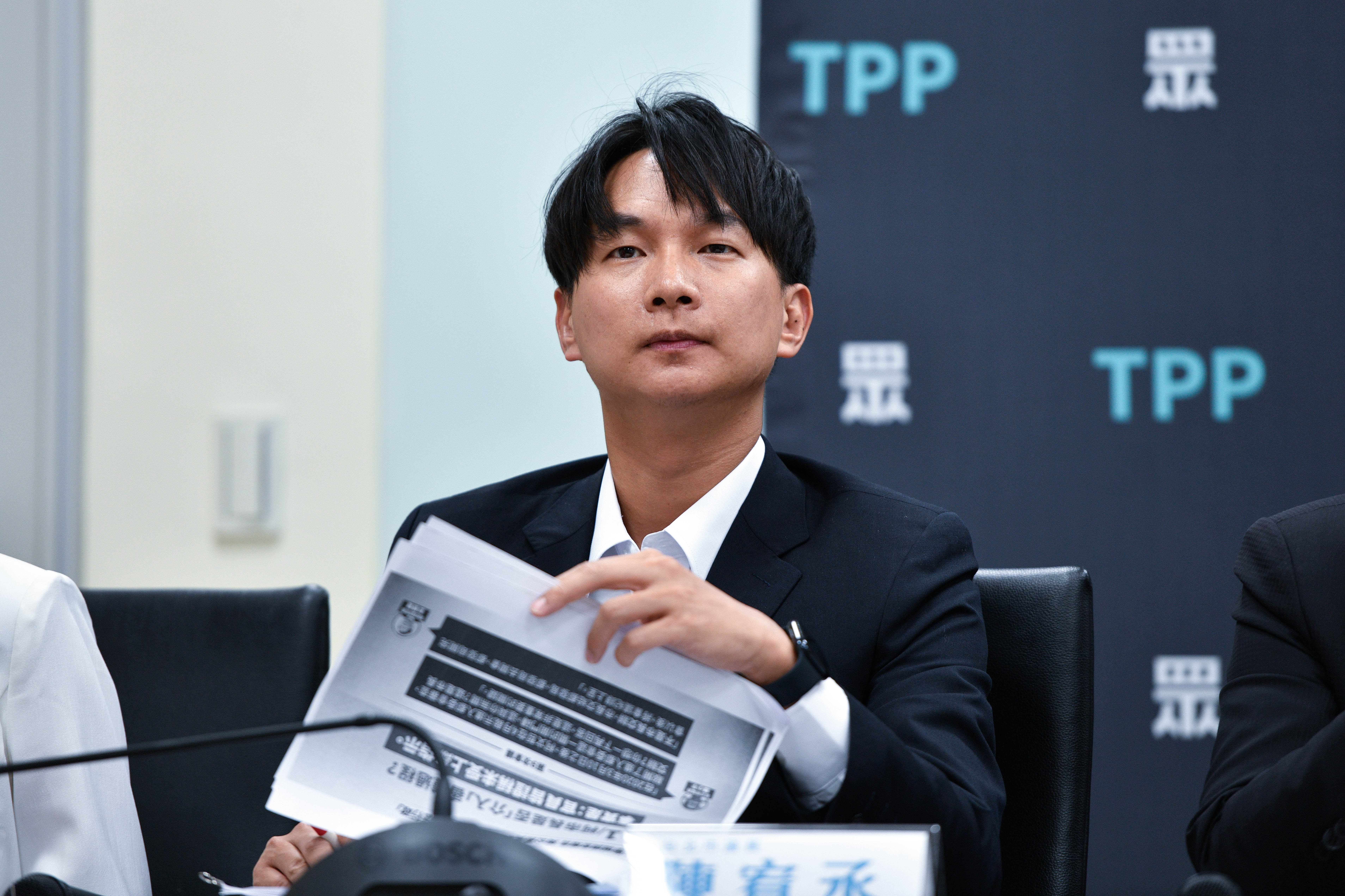 北捷禁用行動電源惹議！陳宥丞批蔣萬安：突襲式政策讓人無所適從- 鏡週刊Mirror Media