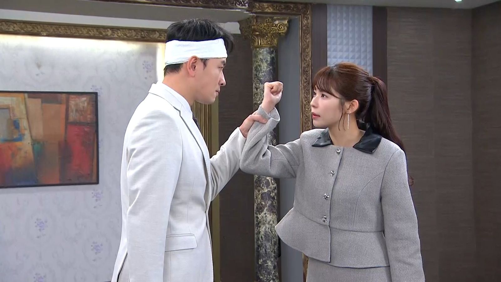 林萱瑜（右）劇中反擊飾演丈夫的陳謙文。三立提供