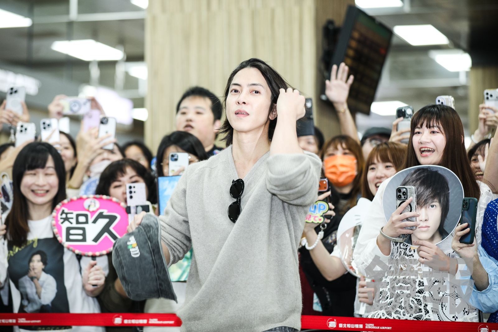 山下智久特別拿下帽子跟粉絲拍大合照。鄒保祥攝