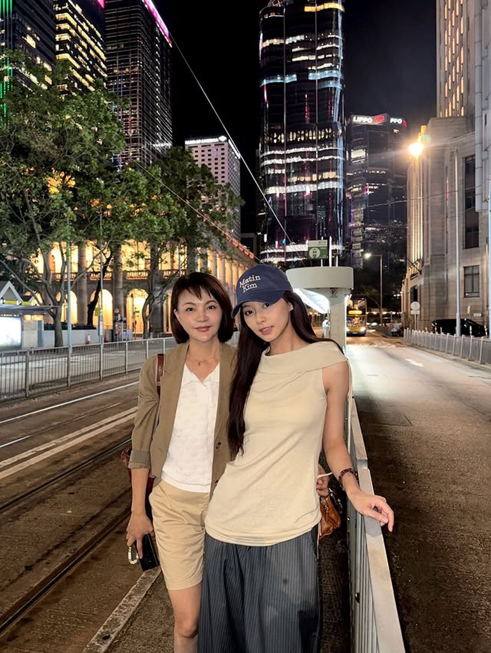 子瑜（右）的媽媽黃燕玲常隨出國巡演的女兒同行。翻攝IG@topbeauty_lydia