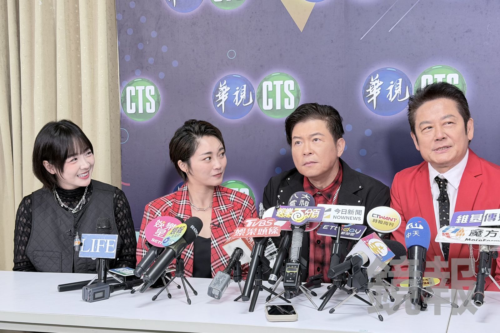 籃籃(左)回答問題被擋。潘佳琪攝