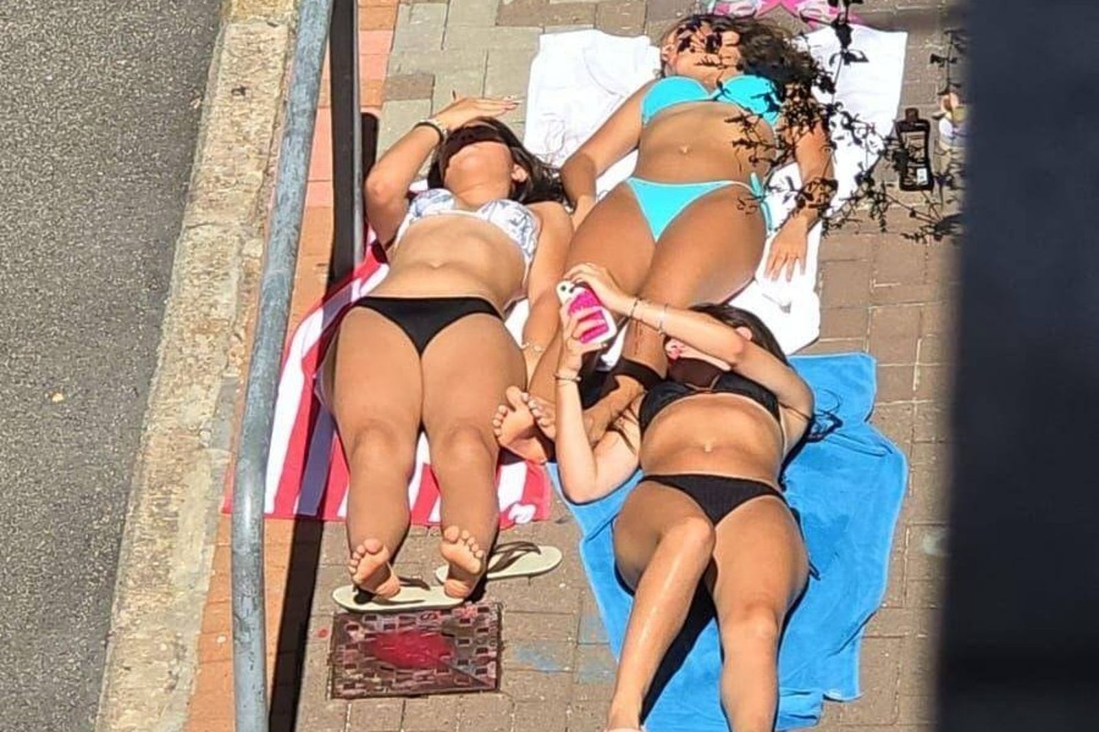 3女如「強國喪屍」裸身躺路邊！　網友見正臉驚喊：是正妹啊