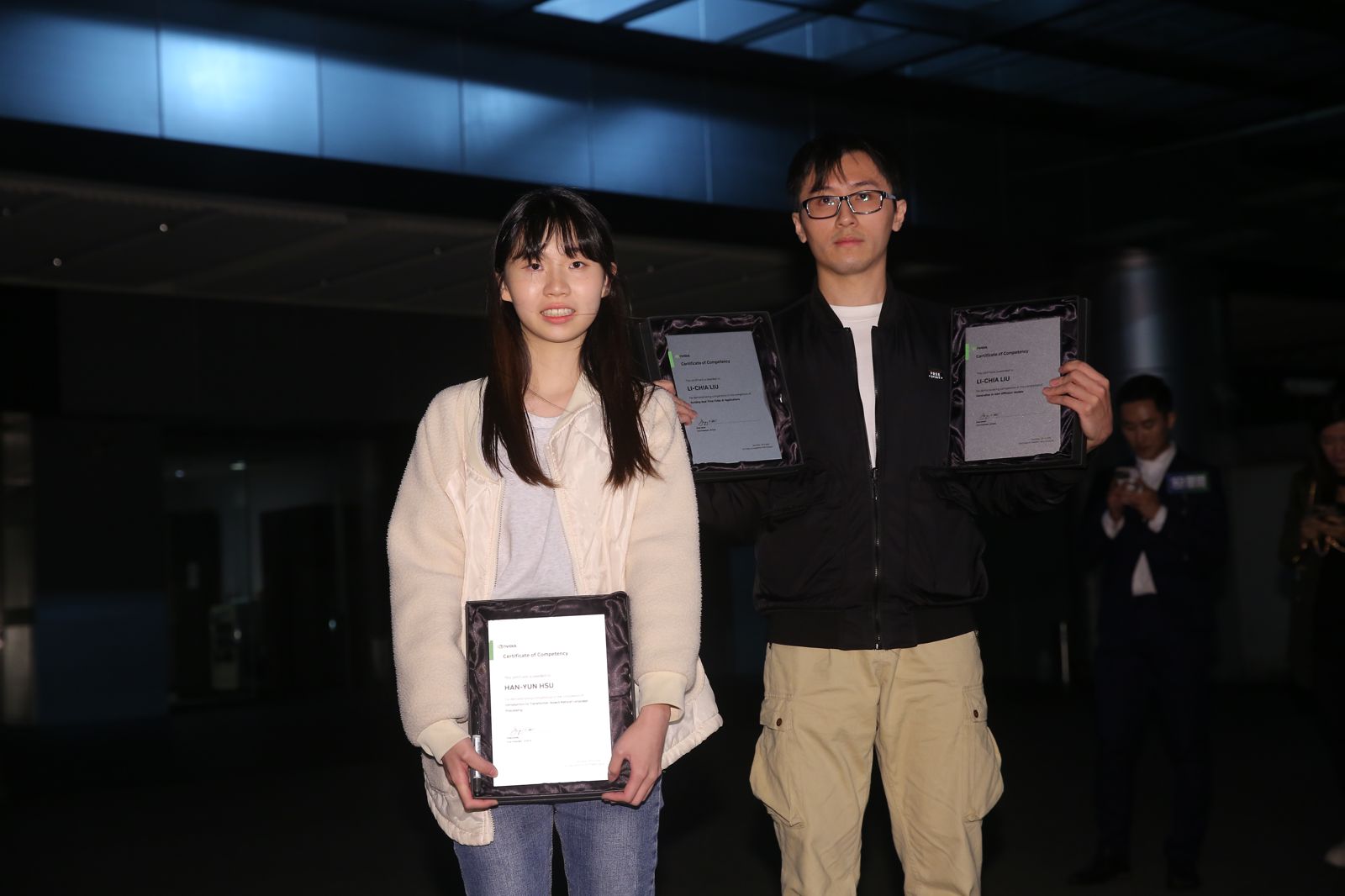 在機場守候黃仁勳卻撲空的粉絲。