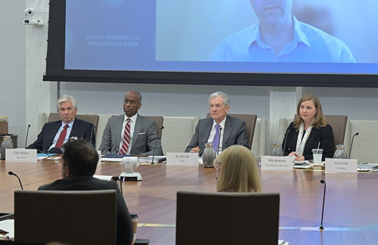 股市上三萬點熱錢派對暫被潑冷水 鮑爾警告:12月降息「遠非板上釘釘」