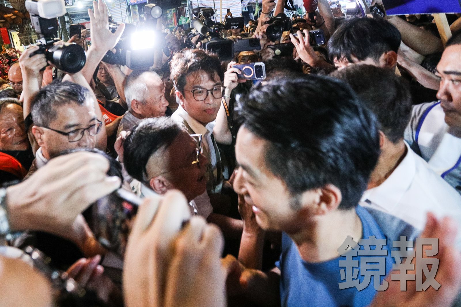 沈伯洋在廣照宮飛天大聖祖聖誕千秋慶典上強碰蔣萬安。圖/鄒保祥攝影