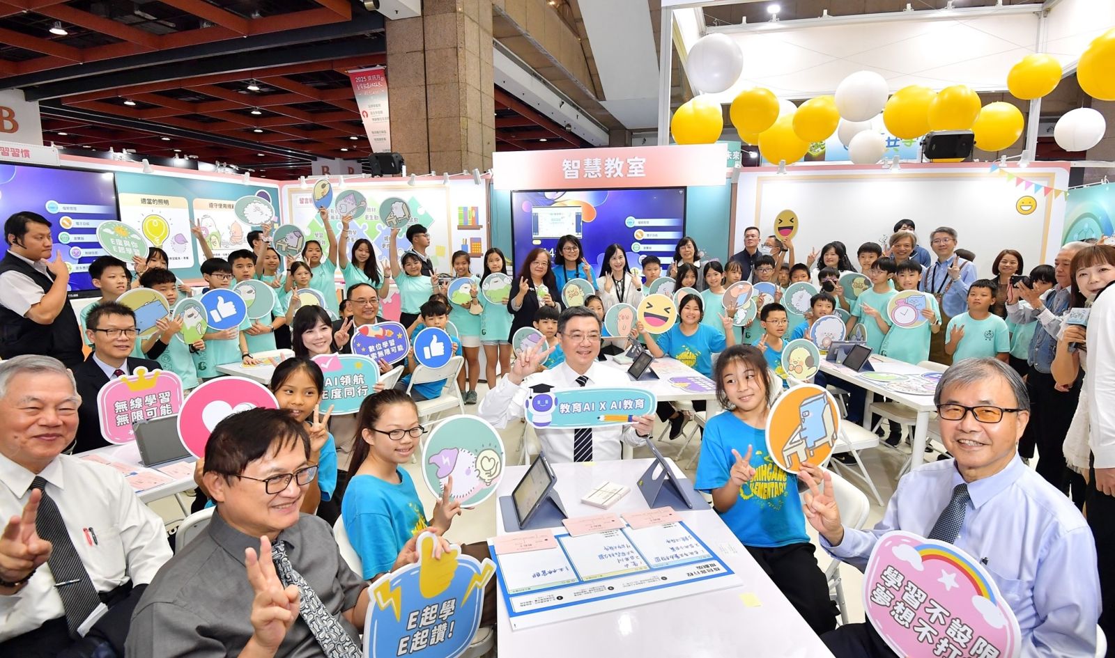 台灣站在世界變局的交叉點，政府必須扮演總體規劃的角色，不能讓產業過度集中。圖／卓榮泰臉書