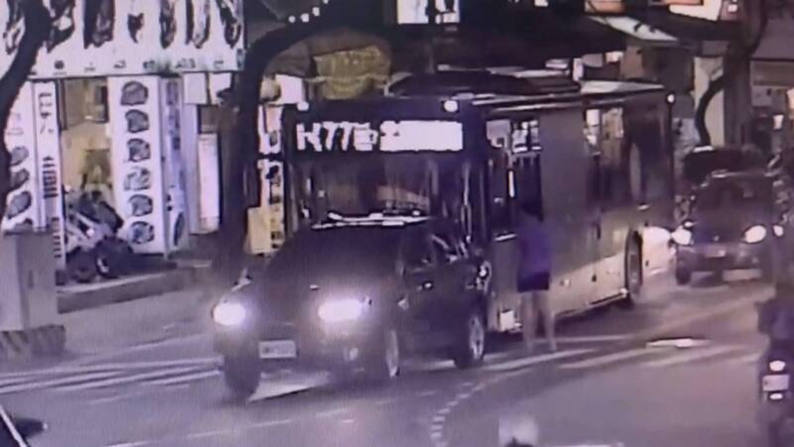 高雄男跨雙黃線攔公車開譙!司機淡定「比讚」 網看笑:科技執法在拍你