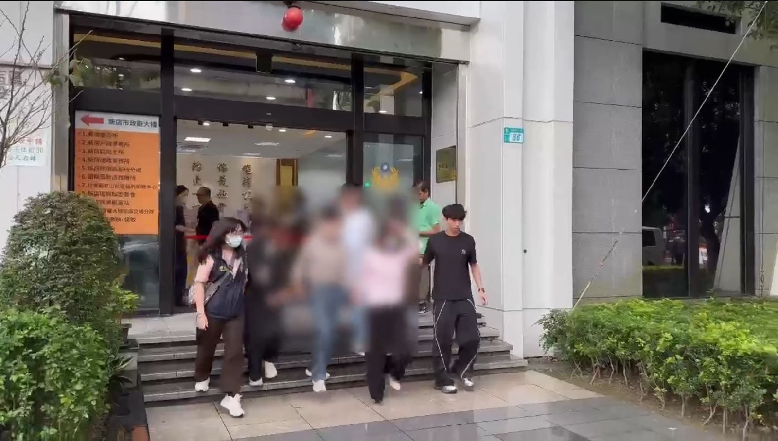 嫌犯等人被移送法辦。翻攝畫面