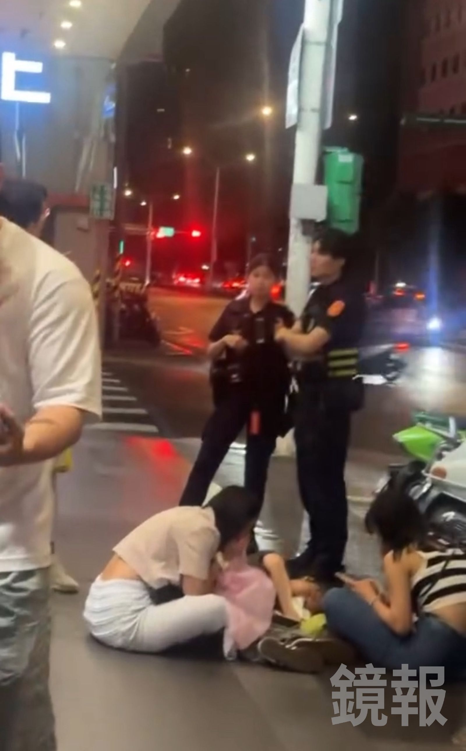 鬥毆男子見警秒握手言和。讀者提供