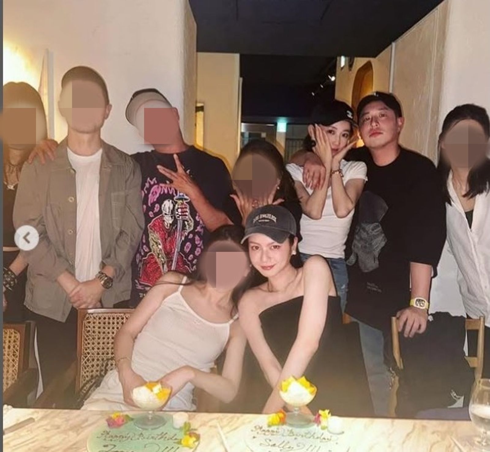 Sally(中)與潘瑋柏(右二)及其妻子Luna(右三)熟識。翻攝自_sallyhuang IG