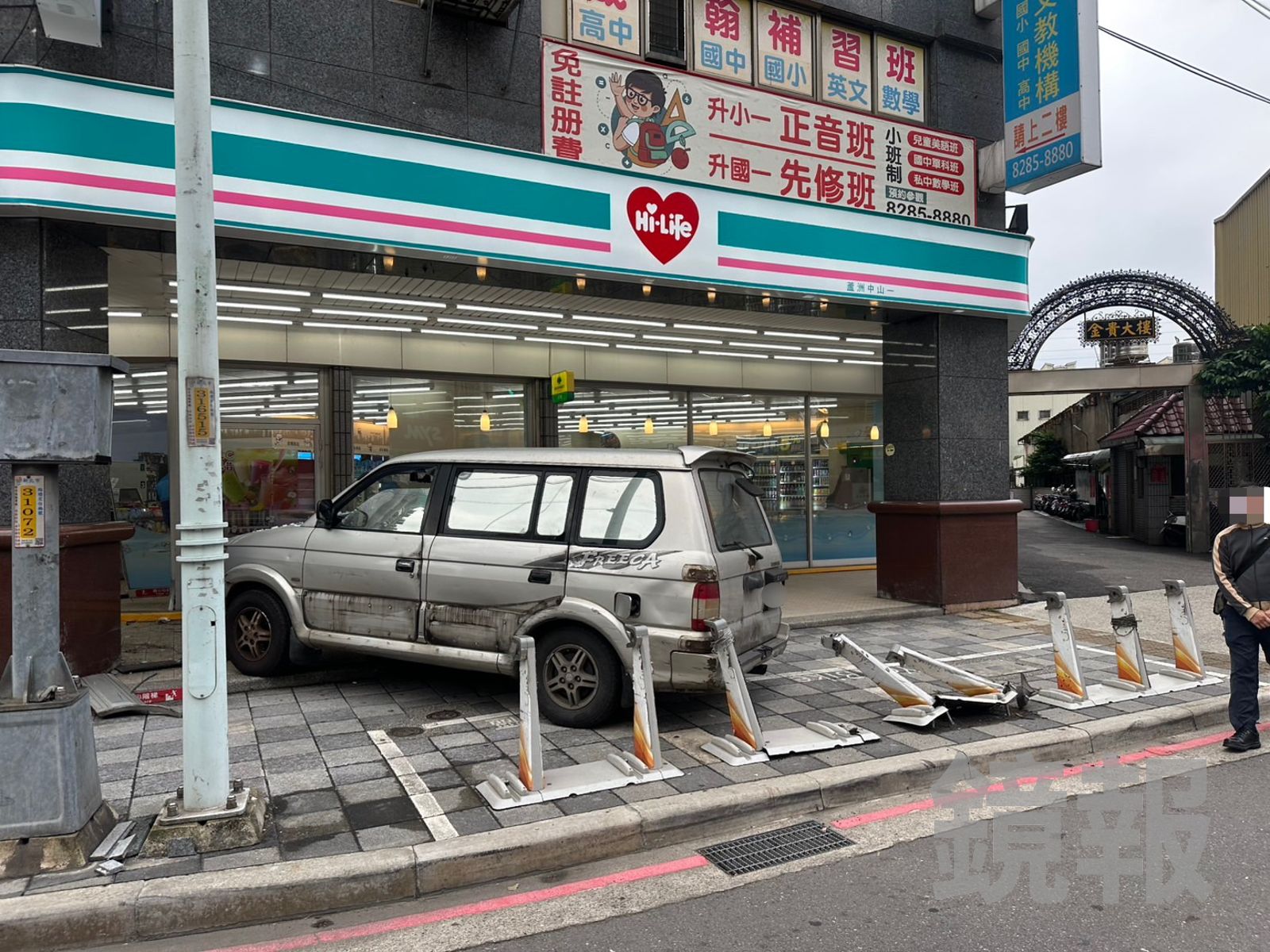 YouBike停車柱成「助跑跳台」 箱型車如砲彈發射撞超商