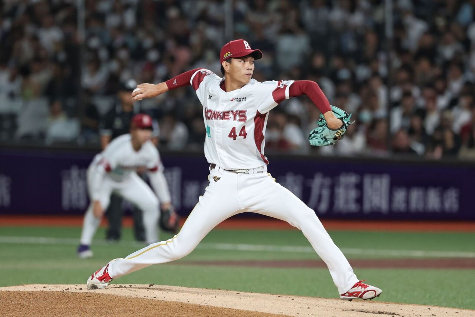 大巨蛋3萬球迷見證!曾家輝生涯最長7局好投 樂天桃猿3比2險勝富邦悍將