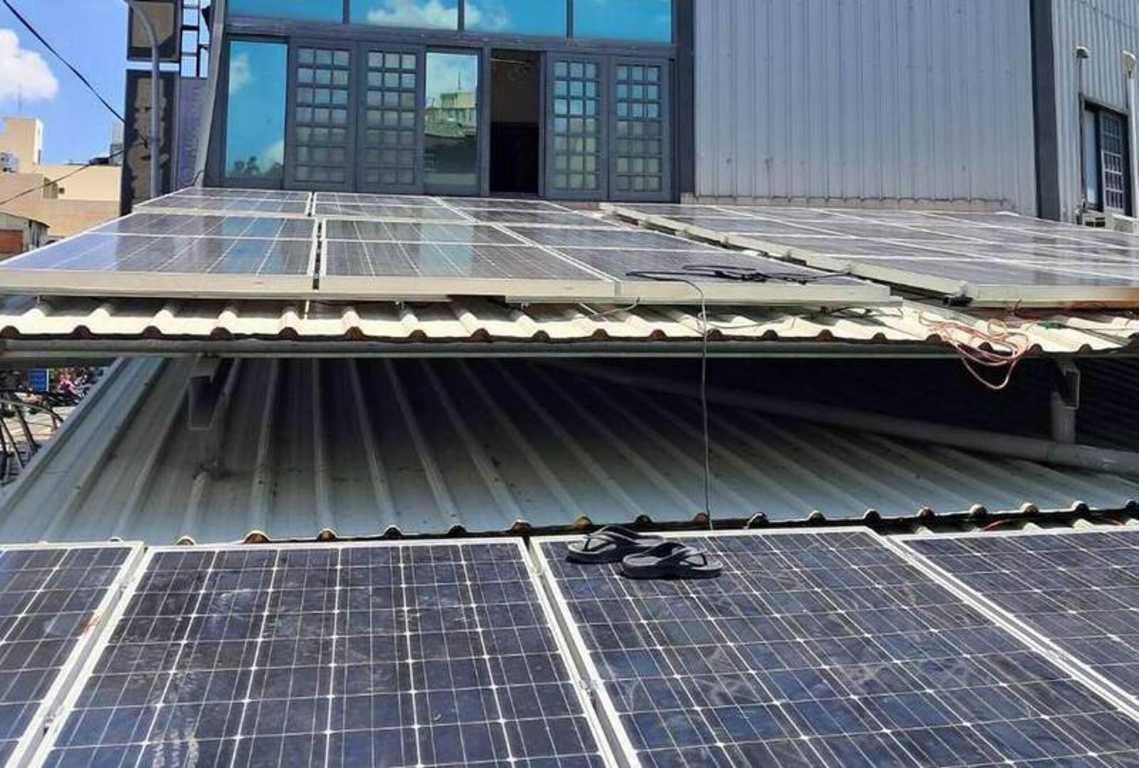 蔡男在自家屋頂觸電失去生命跡象,消防隊員出動雲梯車升梯救援。彰化縣消防局提供