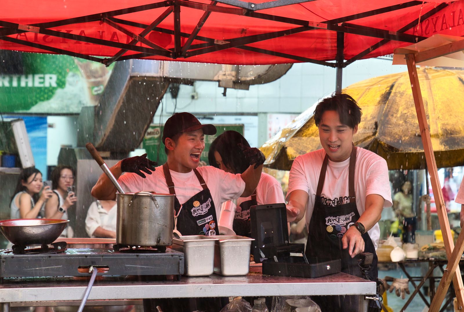 昌憲(左)、謝承偉樂觀覺得遇水則發。華視、三立提供