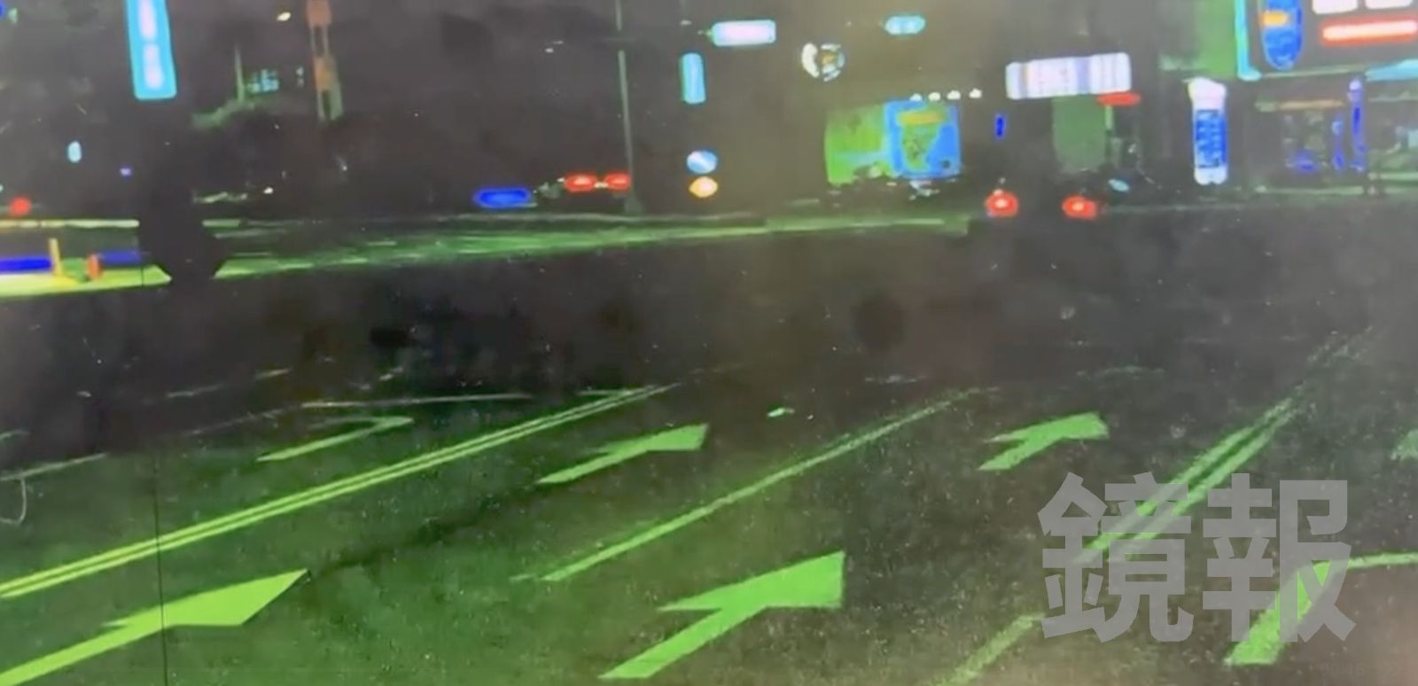 影像曝光／轎車高速過彎「左搖右晃」　撞進工地遭黑暗吞噬