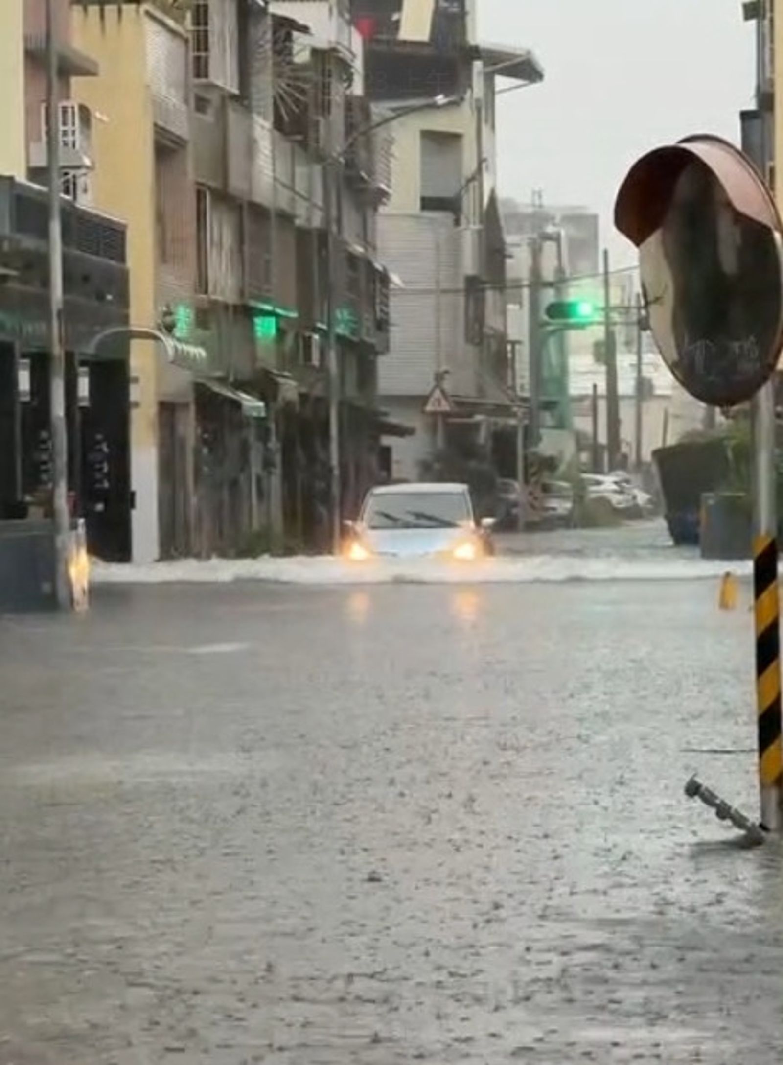 永康大仁街大雨狂瀉，淹水甚高，幾乎淹過整台車的輪胎。圖／翻攝自記者爆料網
