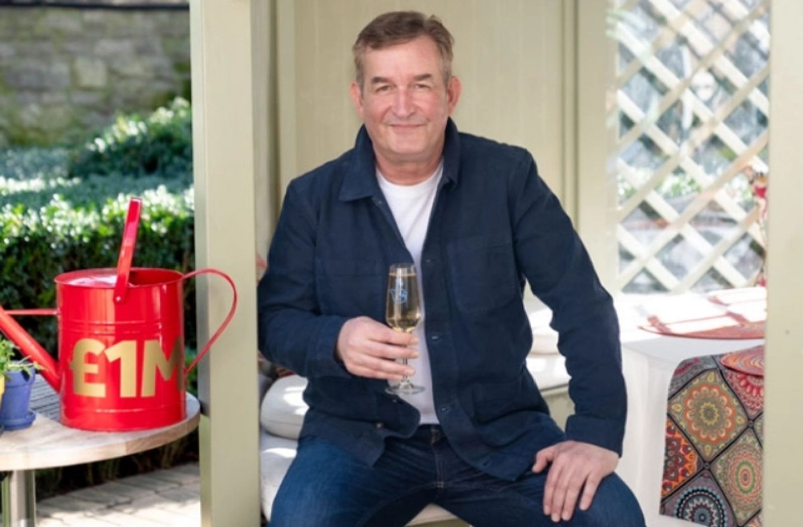 整理父親遺物挖出「神秘筆記本」藏樂透號碼！男子照著買「抱走4千萬大獎」