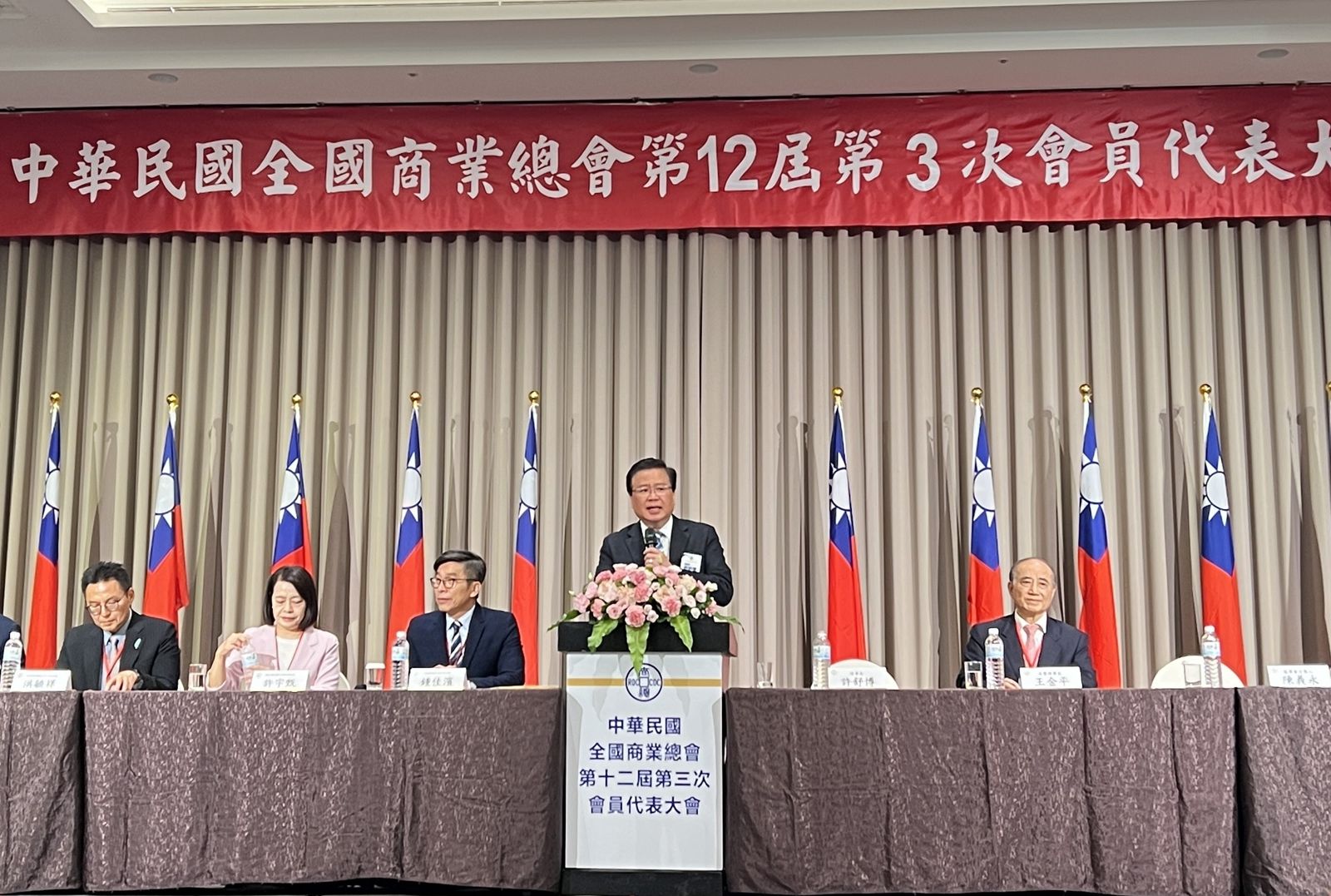 AI紅利不能只肥科技業!台灣經濟恐走向K型分裂 商總點出4大難關