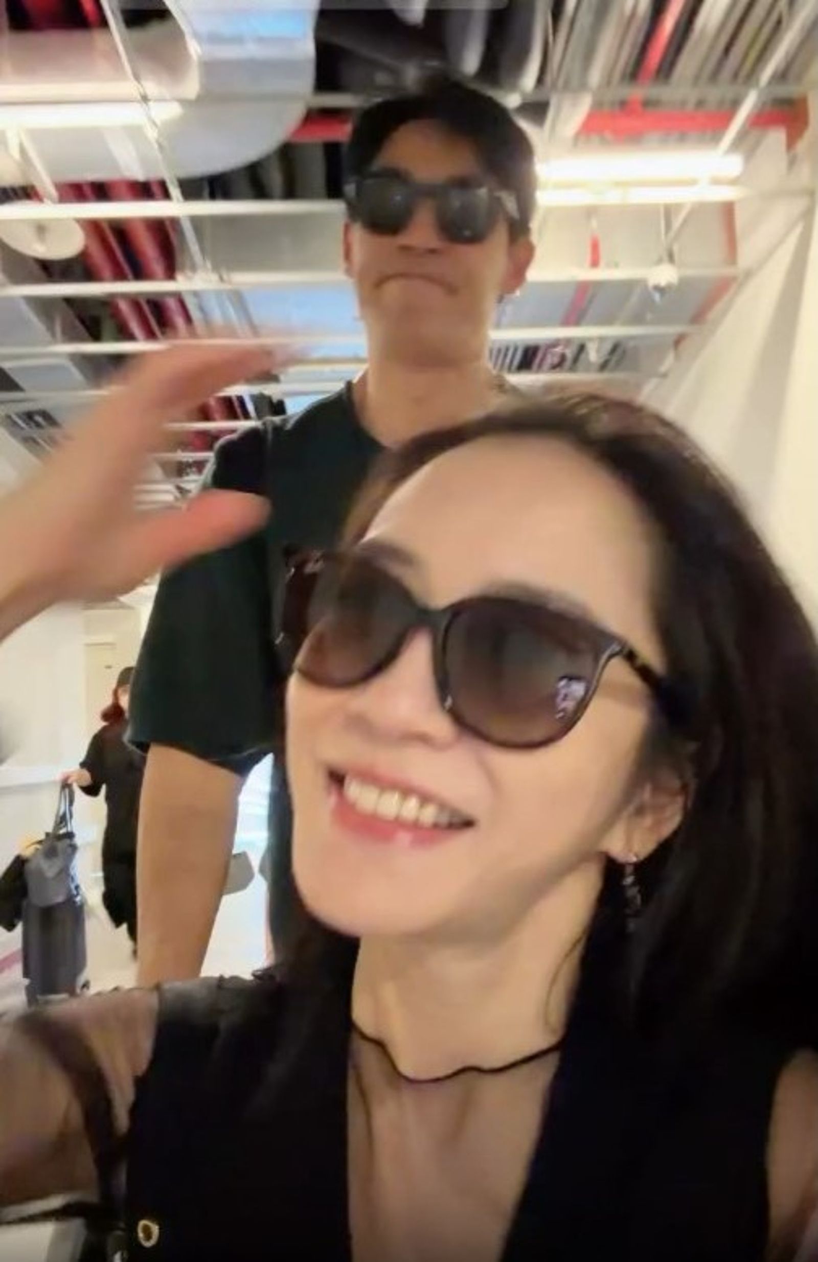 楊千霈被《倒數婚姻》中的老公藍鈞天推進休息室。翻攝IGpinkbabe0309